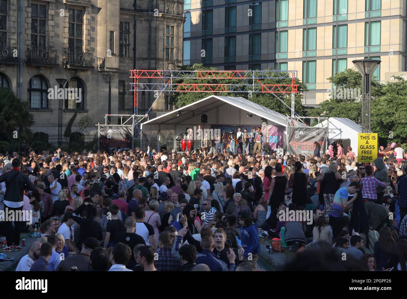 Folla di persone che amano lo Sheffield Tramlines Music Festival Peace Gardens Stage 2015 Inghilterra Regno Unito. Palco all'aperto del centro città Foto Stock