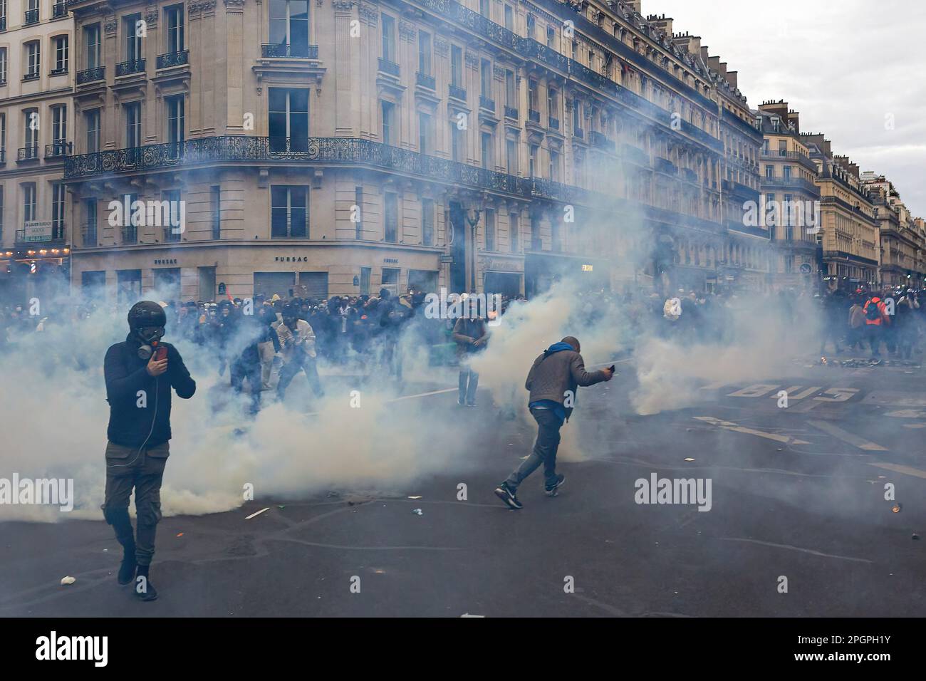 Parigi, Francia. 23rd Mar, 2023. I dimostranti si scontrano con la polizia per le strade di Parigi durante il rally. Lo sciopero generale a Parigi si conclude in violente rivolte tra manifestanti e polizia. Lo sciopero, a seguito dell’approvazione della nuova legge sulla pensione, ha portato rivolte quotidiane dopo la sua approvazione unilaterale da parte del governo di Emmanuel Macron. Credit: SOPA Images Limited/Alamy Live News Foto Stock