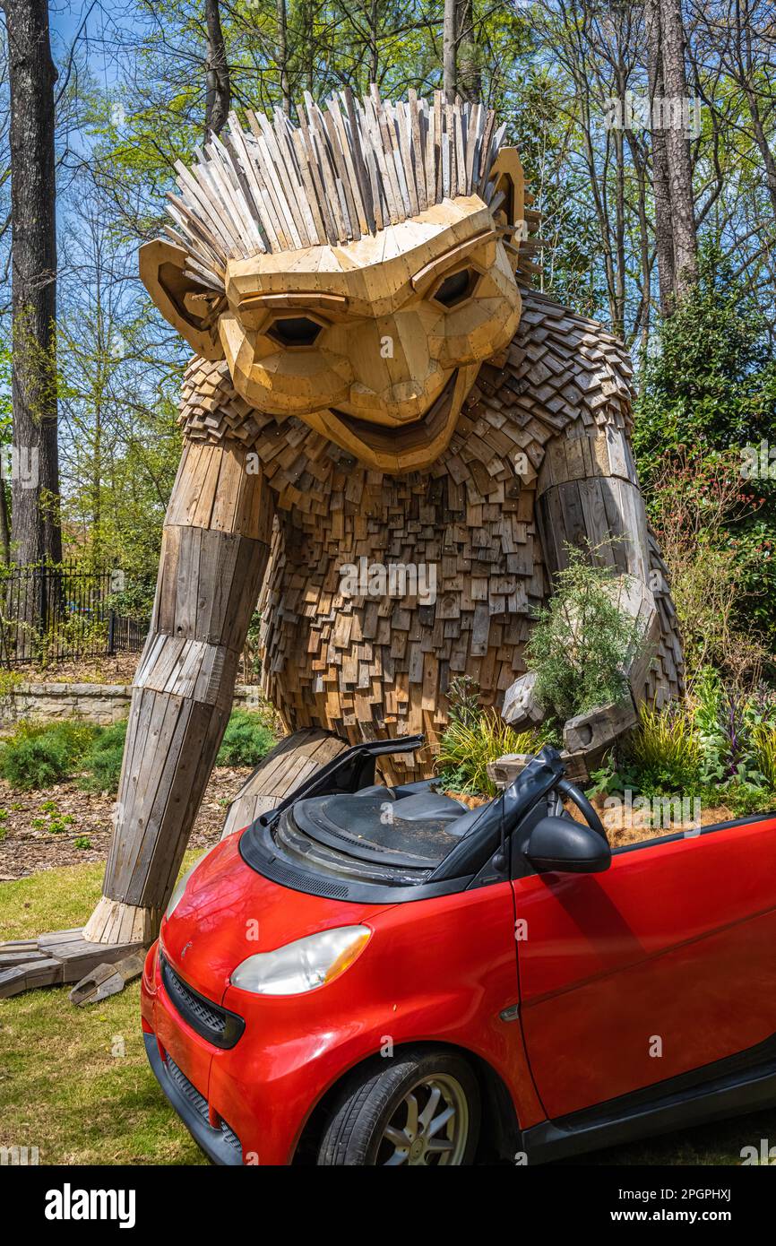 Gigantesca scultura in legno del troll dell'artista danese Thomas Dambo presso l'Atlanta Botanical Garden di Atlanta, Georgia. (USA) Foto Stock