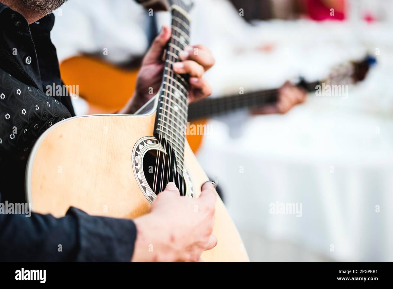 Primo piano della chitarra di un uomo che suona la musica tradizionale portoghese chiamata fado Foto Stock