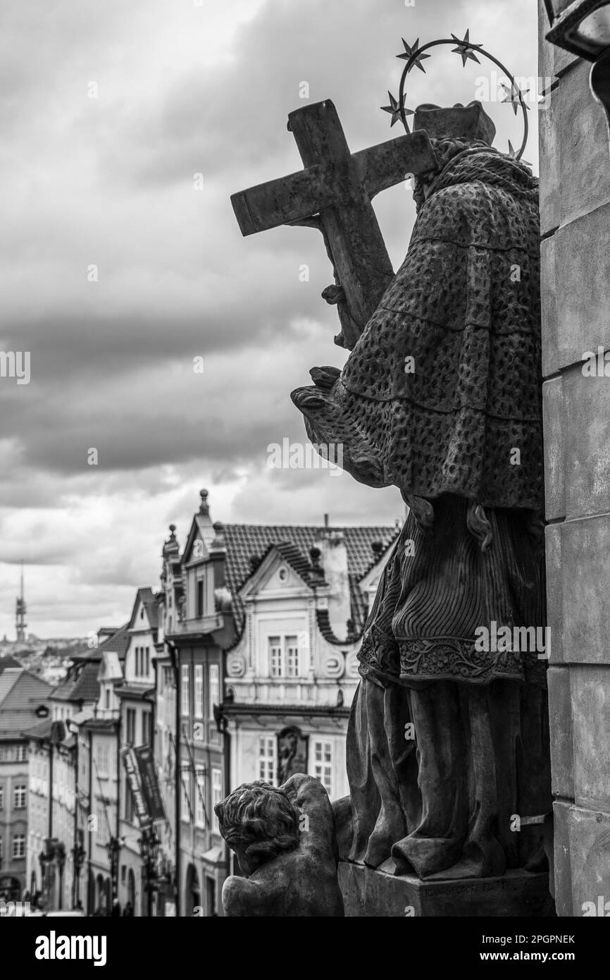 Statua nel bellissimo quartiere di Mala Strana, Praga, Repubblica Ceca Foto Stock