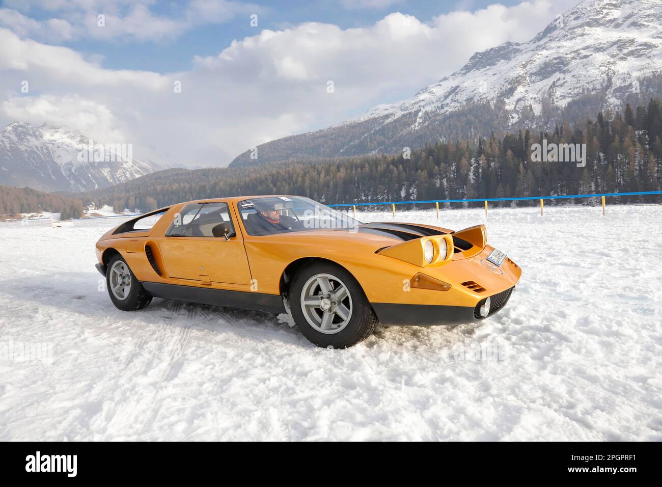 Mercedes-Benz C 111-II di Mercedes Klassik sul lago ghiacciato, costruito nel 1970, IL GHIACCIO, St. Moritz, Engadina, Svizzera Foto Stock