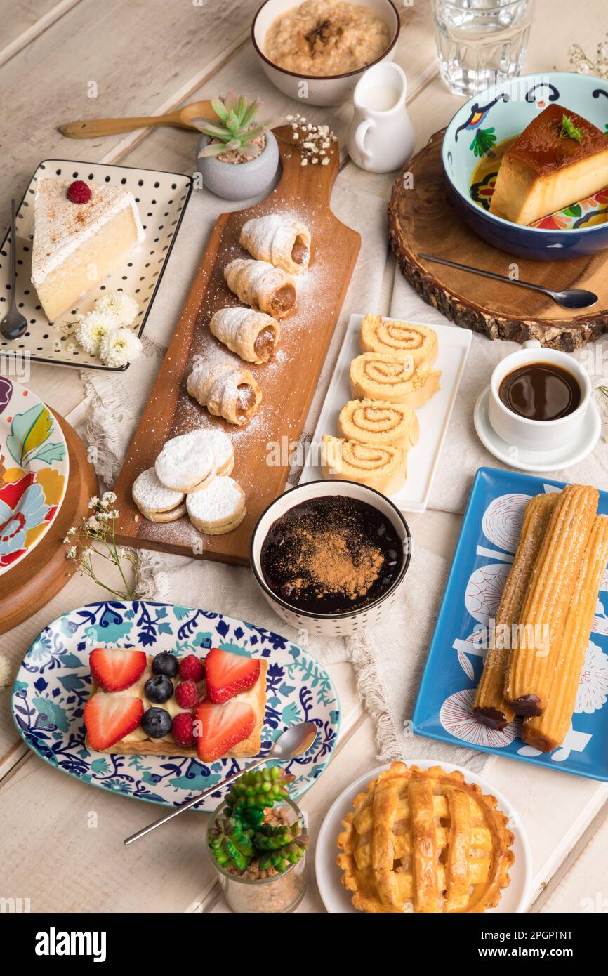 Dessert peruviani buffet tavolo brunch cibo dolce Foto Stock