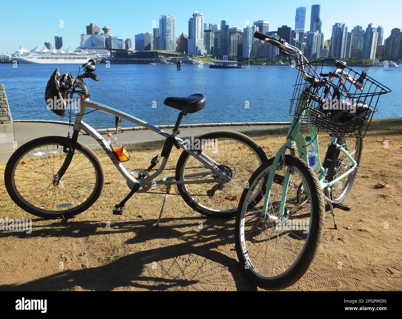 Pedalando sul Seawall Foto Stock