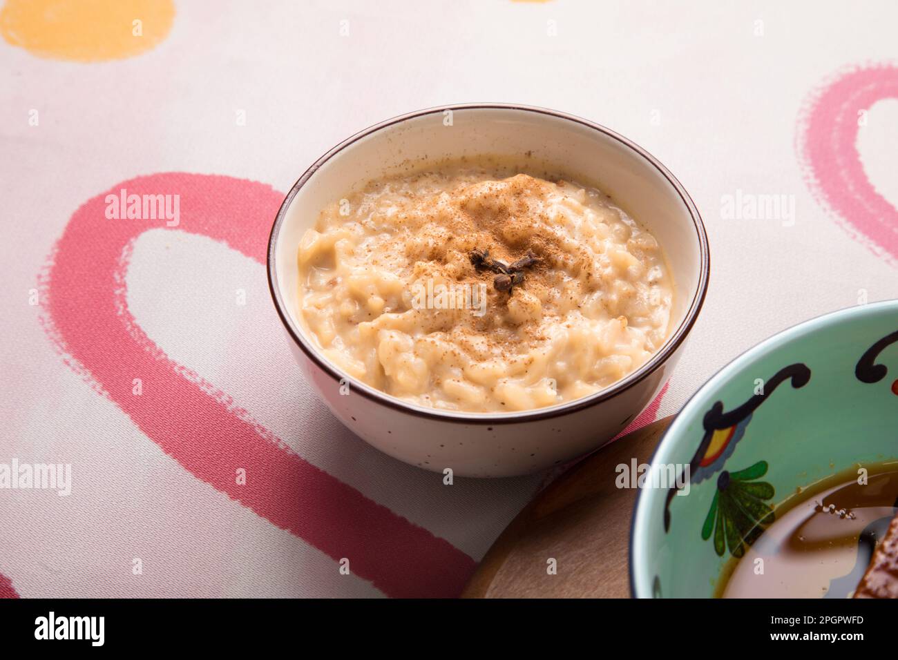 Arroz con leche riso puding dolci peruviani buffet tavolo brunch cibo dolce Foto Stock