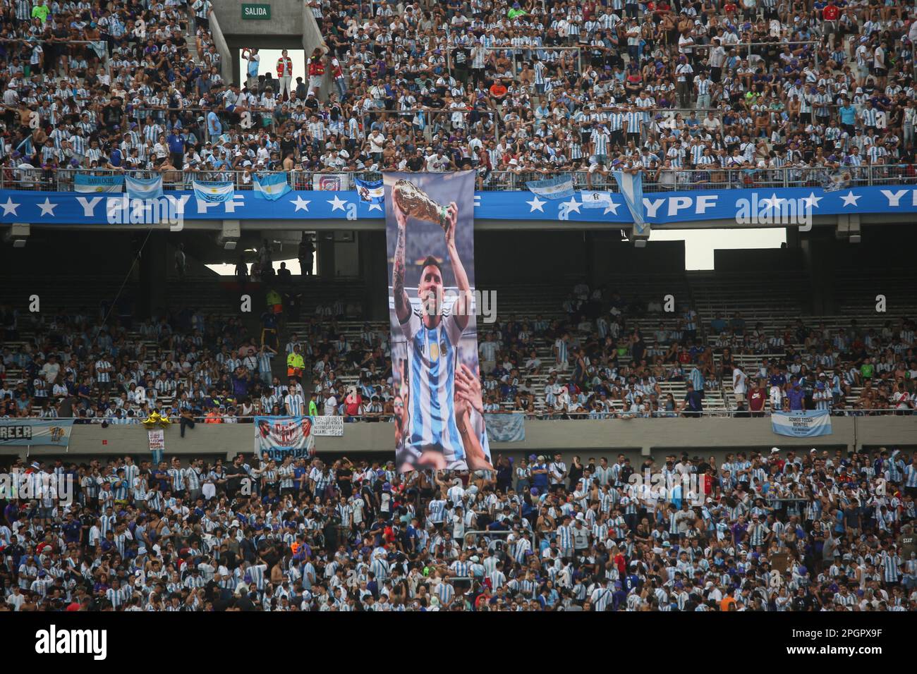 Buenos Aires, Argentina. 23rd Mar, 2023. Una gigantesca bandiera di messi vista durante la partita tra Argentina vs Panama come parte del International friendly Match al Mas Monumental Stadium. Punteggio finale: Argentina 2 - 0 Panama. (Foto di Roberto Tuero/SOPA Images/Sipa USA) Credit: Sipa USA/Alamy Live News Foto Stock