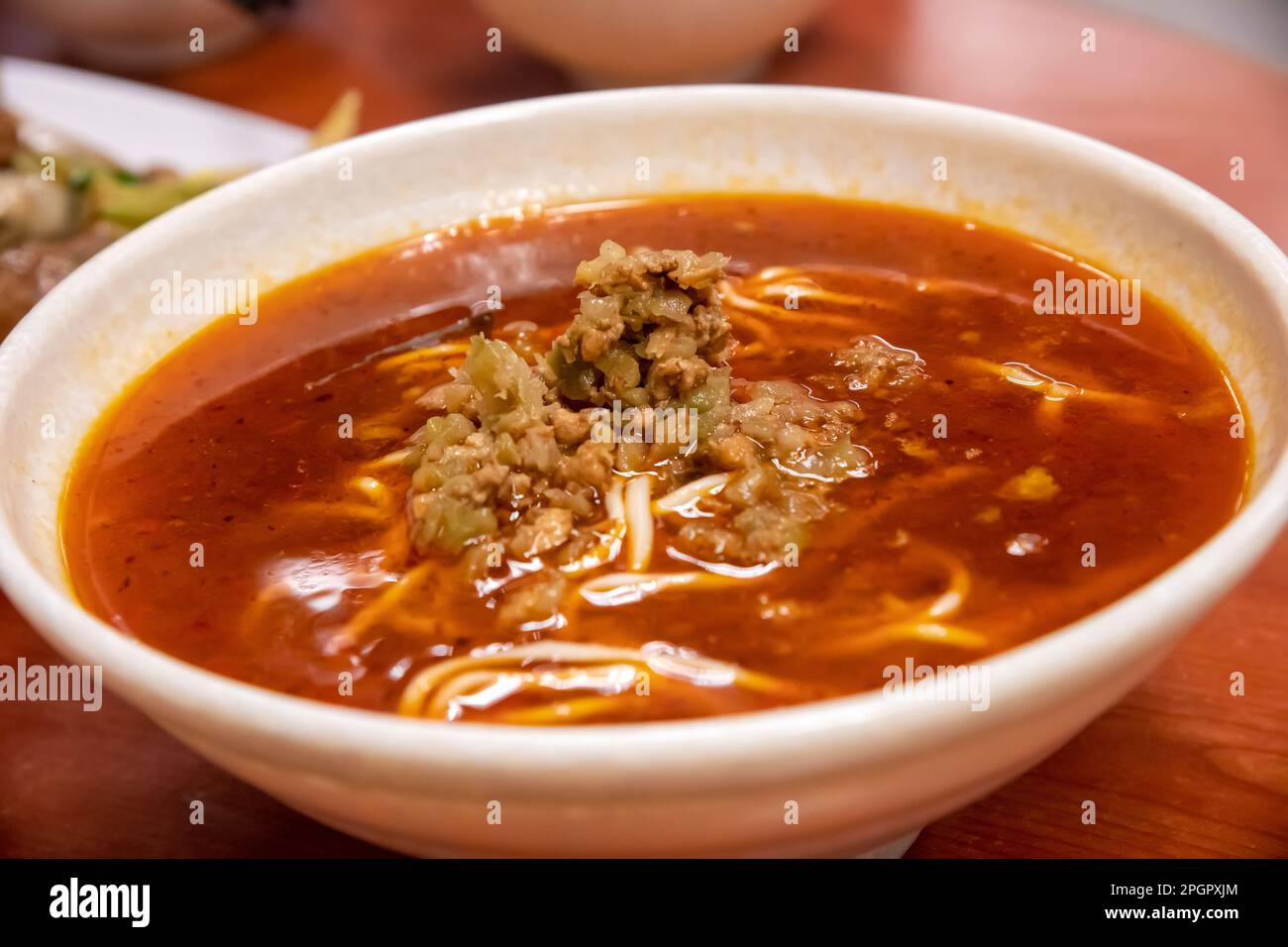 Ristorante cinese, Sichuan Dan Dan piccante zuppa di maiale tritata noodle, Hong Kong, Cina. Foto Stock