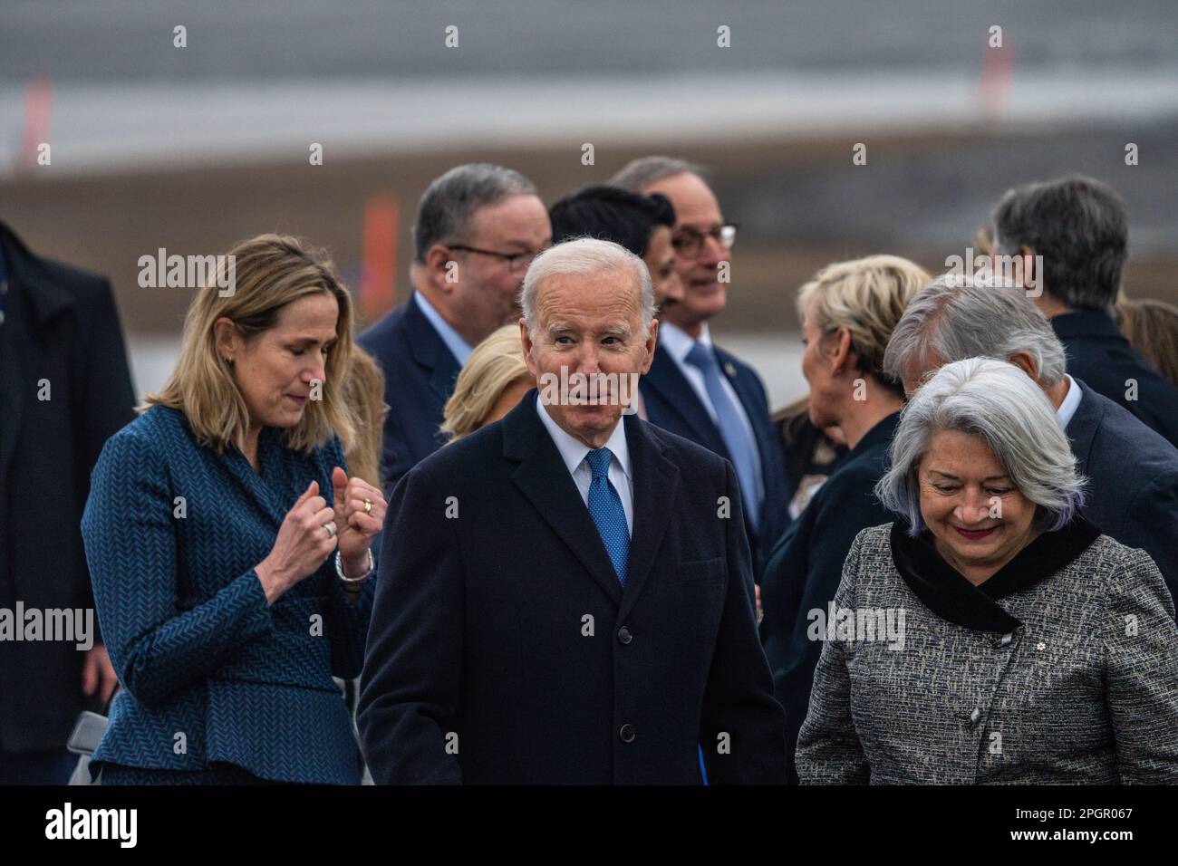 Ottawa, Canada. 23rd Mar, 2023. STATI UNITI Il presidente Joe Biden (C) arriva in Canada per incontrare il primo ministro canadese Justin Trudeau (non illustrato) per la sua prima visita ufficiale nel paese da quando è diventato presidente. Anche se le visite dei presidenti americani in Canada si svolgono in genere subito dopo l'elezione, la visita inaugurale di Biden nel vicino settentrionale è stata ritardata a causa delle restrizioni di viaggio del COVID-19. (Foto di Katherine Cheng/SOPA Images/Sipa USA) Credit: Sipa USA/Alamy Live News Foto Stock