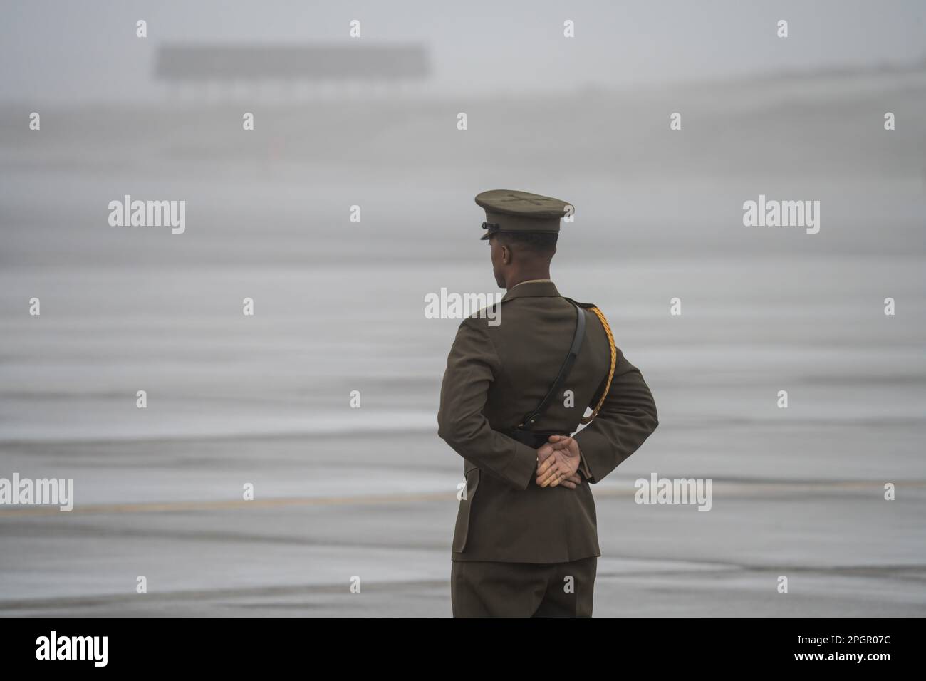 Ottawa, Canada. 23rd Mar, 2023. Una guardia militare canadese attende l'arrivo degli Stati Uniti Il presidente Joe Biden incontrerà il primo ministro canadese Justin Trudeau per la sua prima visita ufficiale nel paese da quando è diventato presidente. Anche se le visite dei presidenti americani in Canada si svolgono in genere subito dopo l'elezione, la visita inaugurale di Biden nel vicino settentrionale è stata ritardata a causa delle restrizioni di viaggio del COVID-19. (Foto di Katherine Cheng/SOPA Images/Sipa USA) Credit: Sipa USA/Alamy Live News Foto Stock