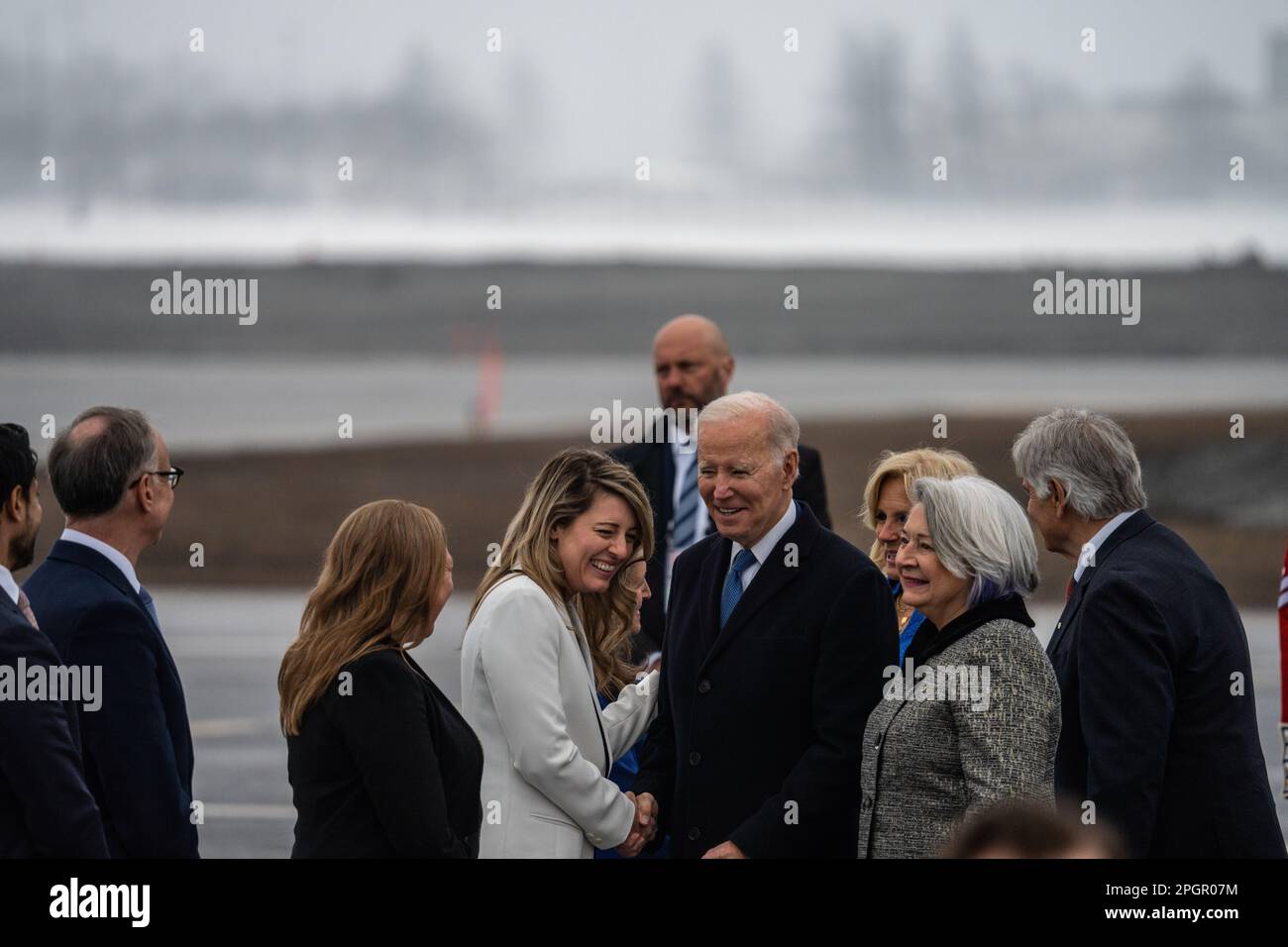 Ottawa, Canada. 23rd Mar, 2023. STATI UNITI Il presidente Joe Biden (C) arriva in Canada per incontrare il primo ministro canadese Justin Trudeau (non illustrato) per la sua prima visita ufficiale nel paese da quando è diventato presidente. Anche se le visite dei presidenti americani in Canada si svolgono in genere subito dopo l'elezione, la visita inaugurale di Biden nel vicino settentrionale è stata ritardata a causa delle restrizioni di viaggio del COVID-19. (Foto di Katherine Cheng/SOPA Images/Sipa USA) Credit: Sipa USA/Alamy Live News Foto Stock