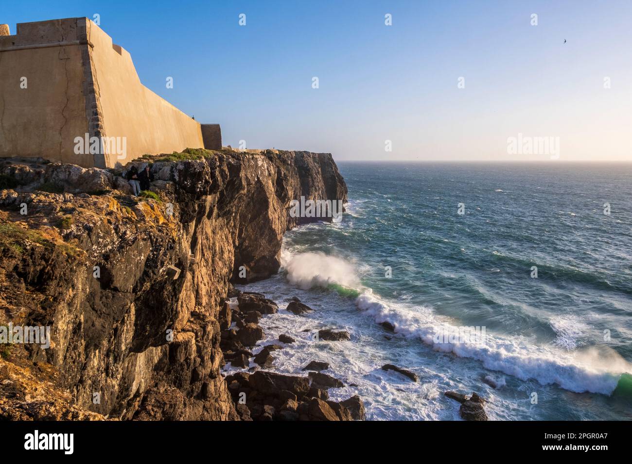 Surf e scogliere rocciose a Fortaleza de Sagres, Sagres, Costa dell'Algarve, Portogallo Foto Stock