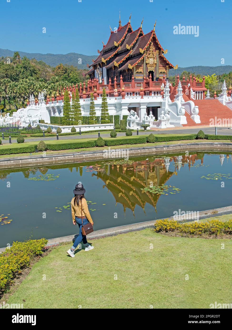 Passeggiate turistiche accanto a un lago di fronte al Padiglione reale ho Kham Luang al Parco reale Rajapruek a Chiang mai, Thailandia Foto Stock