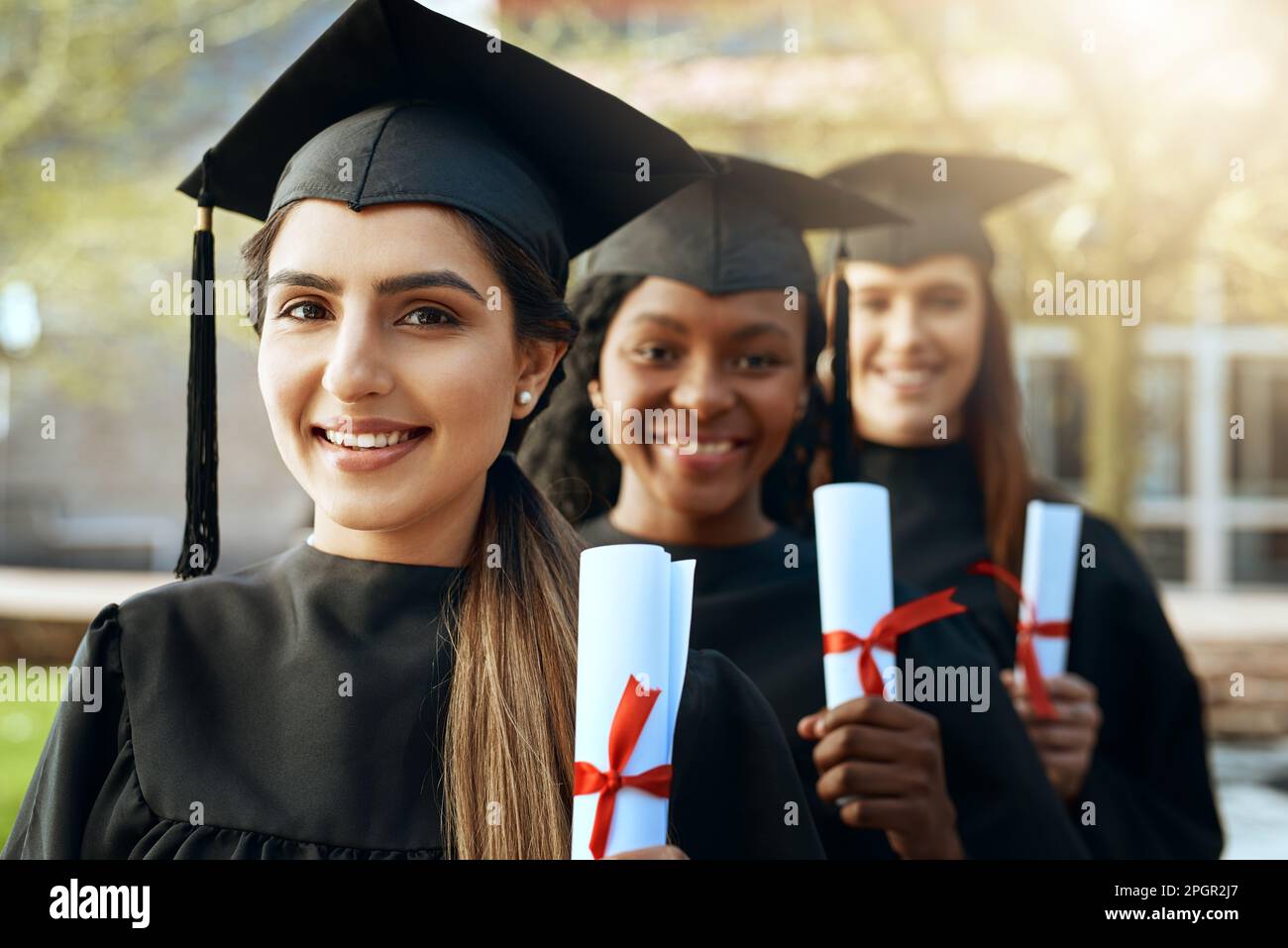 Le scelte che abbiamo fatto ci portano a questo punto. Ritratto di un gruppo di giovani donne in possesso dei diplomi il giorno della laurea. Foto Stock