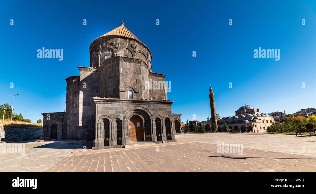 Kars, Turchia - 25 ottobre 2022: Moschea di Kumbet a Kars, Turchia. Conosciuta anche come Chiesa dei Santi Apostoli o Cattedrale di Kars. Foto Stock