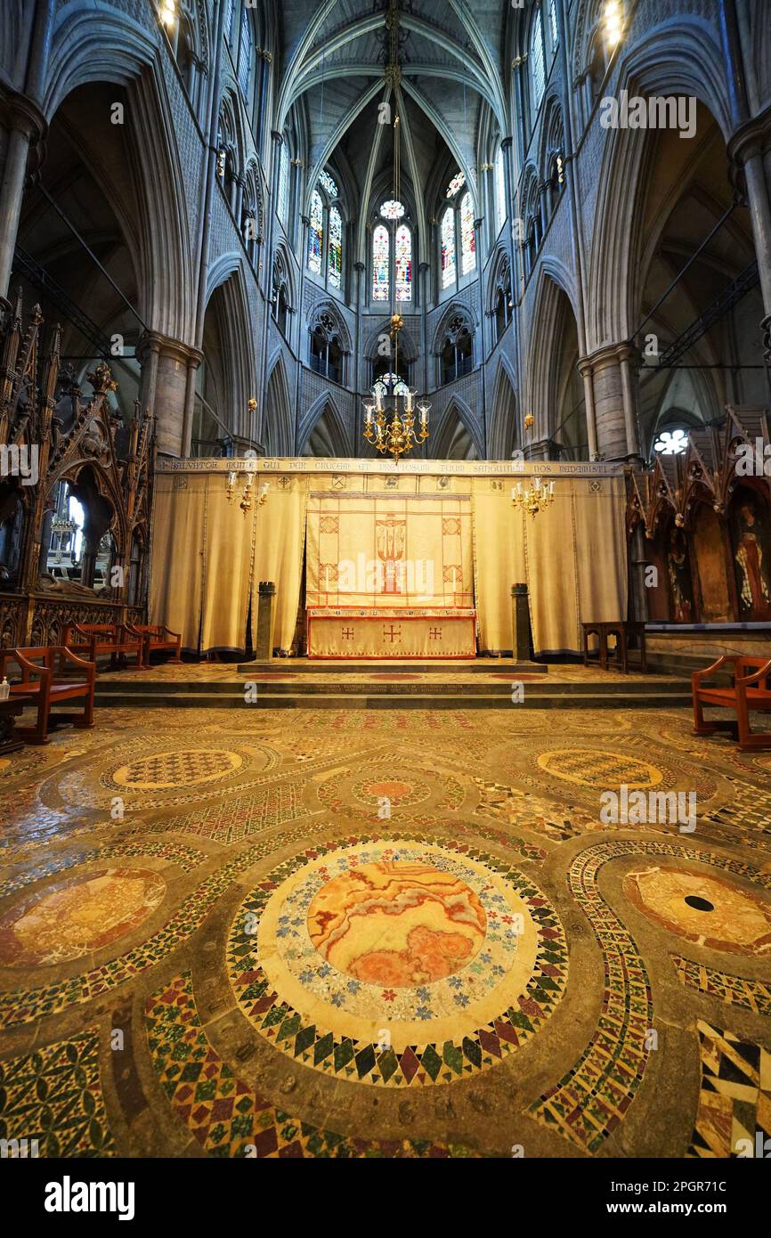 Il marciapiede Cosmati, situato davanti all'altare dell'Abbazia di Westminster, nel centro di Londra. Data immagine: Giovedì 23 marzo 2023. Foto Stock