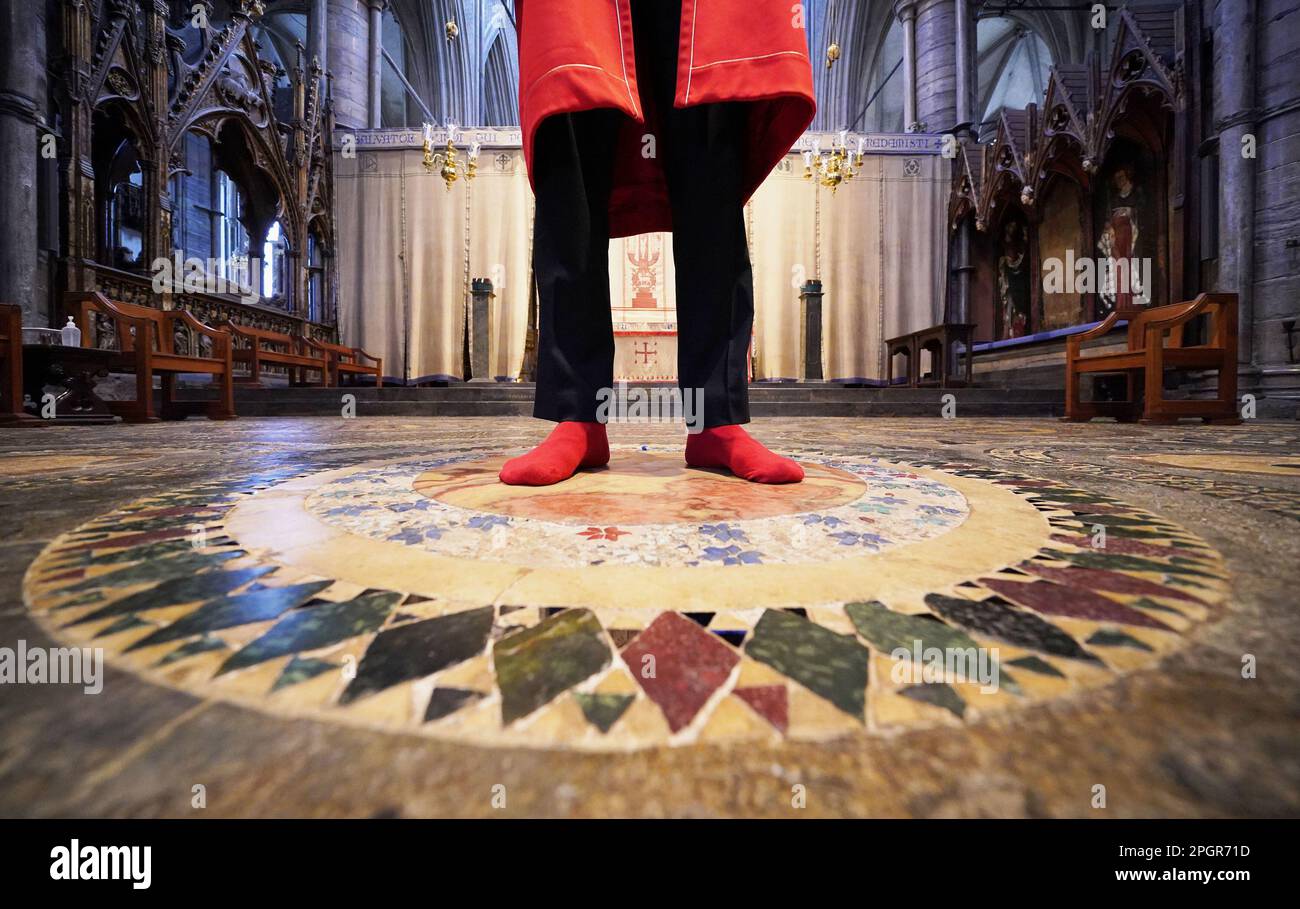 Abbey Marshal Howard Berry si trova al centro del marciapiede Cosmati, situato davanti all'altare, durante una telefonata fotografica all'Abbazia di Westminster, nel centro di Londra, per annunciare eventi speciali per celebrare l'incoronazione di Re Carlo III Data immagine: Giovedì 23 marzo 2023. Foto Stock