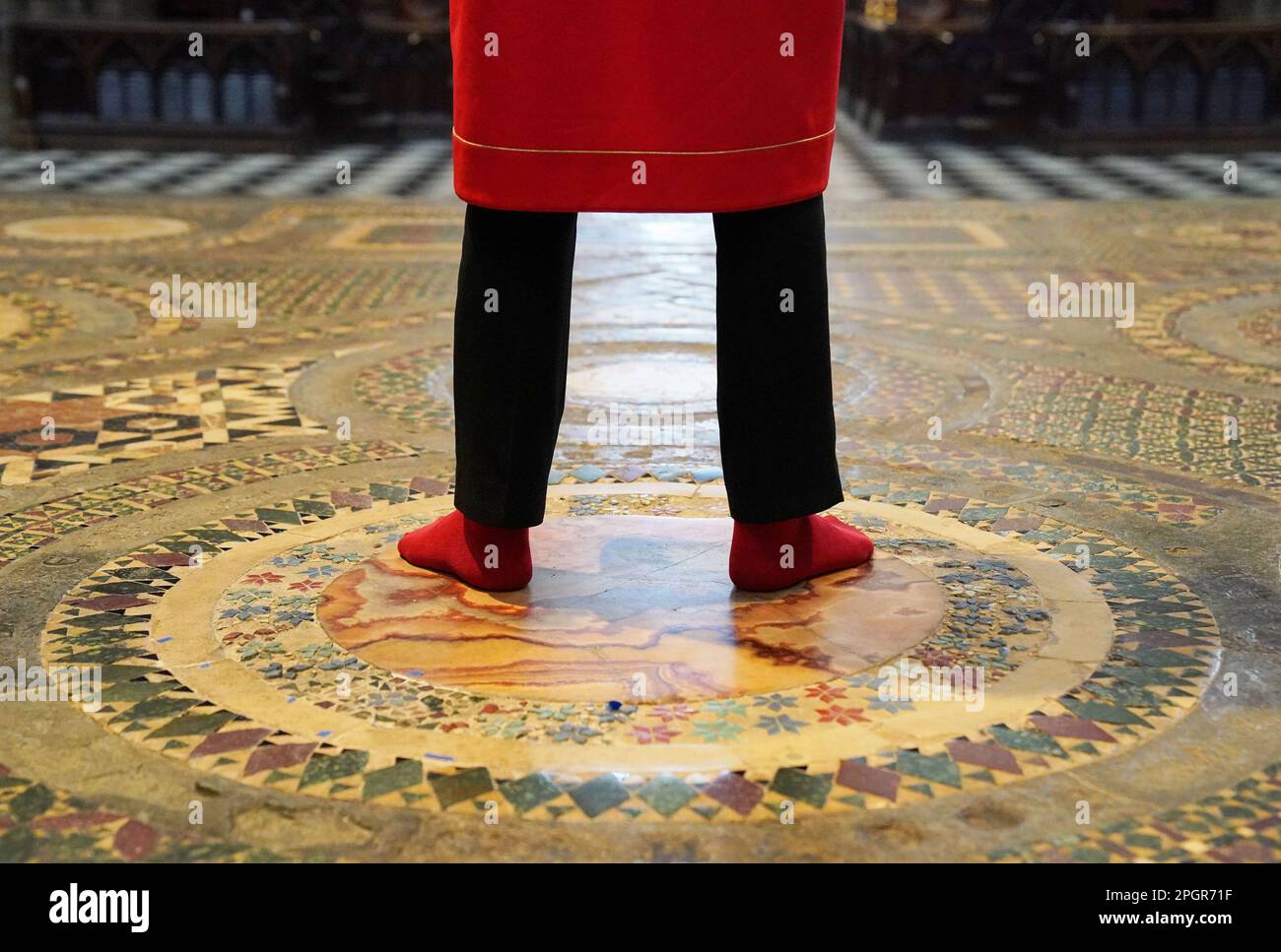 Abbey Marshal Howard Berry si trova al centro del marciapiede Cosmati, situato davanti all'altare, durante una telefonata fotografica all'Abbazia di Westminster, nel centro di Londra, per annunciare eventi speciali per celebrare l'incoronazione di Re Carlo III Data immagine: Giovedì 23 marzo 2023. Foto Stock
