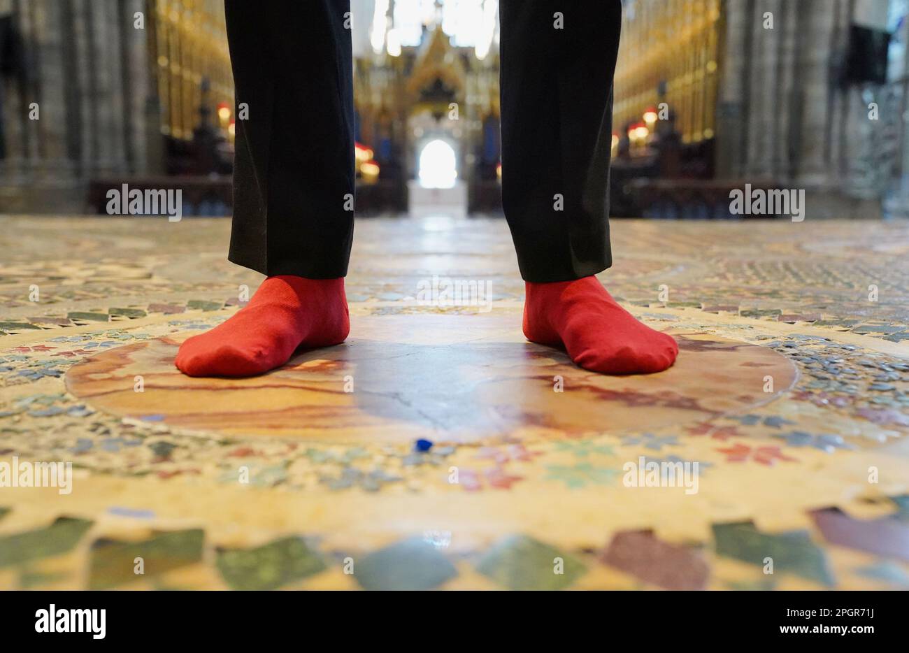 Abbey Marshal Howard Berry si trova al centro del marciapiede Cosmati, situato davanti all'altare, durante una telefonata fotografica all'Abbazia di Westminster, nel centro di Londra, per annunciare eventi speciali per celebrare l'incoronazione di Re Carlo III Data immagine: Giovedì 23 marzo 2023. Foto Stock