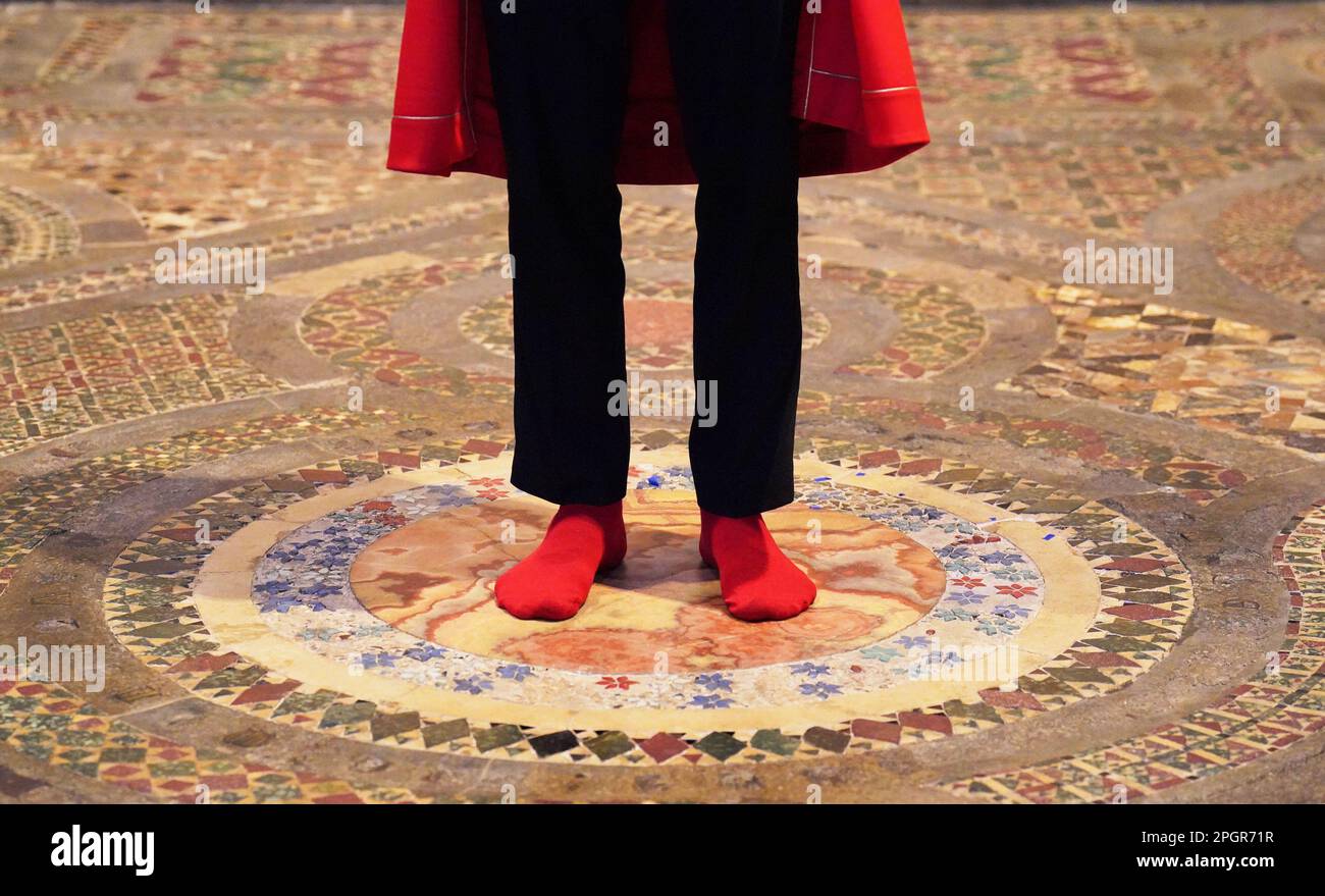 Abbey Marshal Howard Berry si trova al centro del marciapiede Cosmati, situato davanti all'altare, durante una telefonata fotografica all'Abbazia di Westminster, nel centro di Londra, per annunciare eventi speciali per celebrare l'incoronazione di Re Carlo III Data immagine: Giovedì 23 marzo 2023. Foto Stock