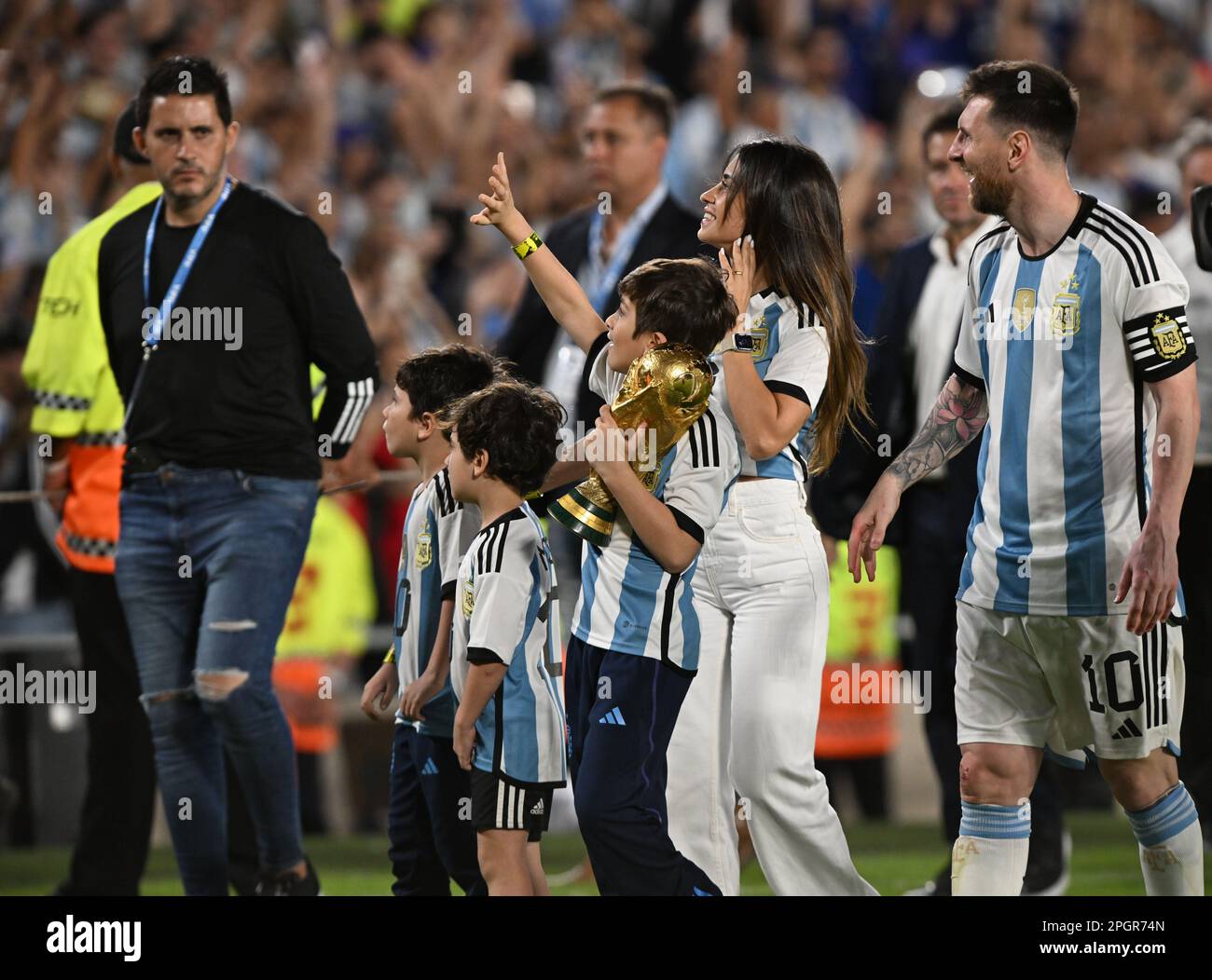 23rd marzo 2023: Belgrano, Buenos Aires, Argentina: Calcio internazionale amichevole, Argentina contro Panama: Lionel messi di Argentina con Antonella Roccuzzo e bambini dopo la partita Foto Stock