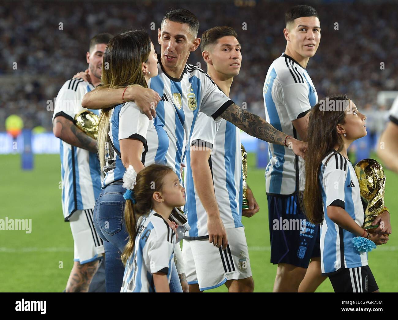 23rd marzo 2023: Belgrano, Buenos Aires, Argentina: Calcio internazionale amichevole, Argentina contro Panama: Ángel di María dell'Argentina sua esposizione Jorgelina Cardoso e suas filhas comemoram o título da Copa do Mundo FIFA Qatar 2022, após o amistoso entros;Quinta de Nea& xE1; Argentina e#xf1 Quinta de Nea de Nea de Panama. Foto Stock