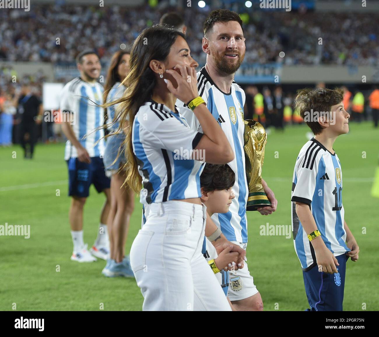 23rd marzo 2023: Belgrano, Buenos Aires, Argentina: Calcio internazionale amichevole, Argentina contro Panama: Lionel messi di Argentina con Antonella Roccuzzo e bambini dopo la partita Foto Stock