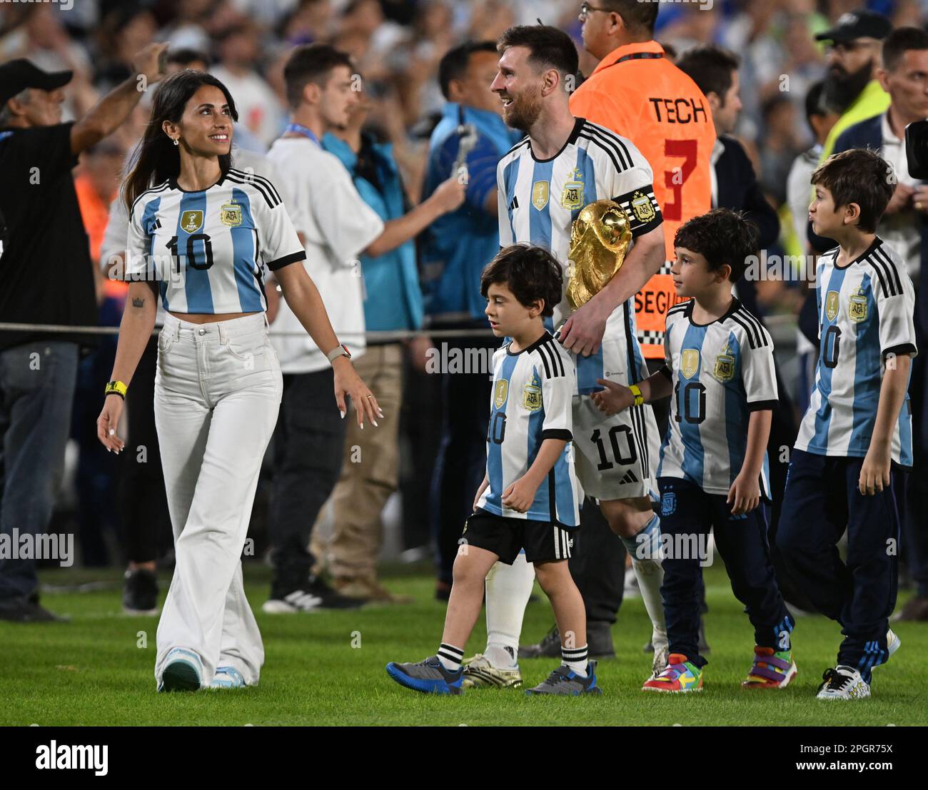 23rd marzo 2023: Belgrano, Buenos Aires, Argentina: Calcio internazionale amichevole, Argentina contro Panama: Lionel messi di Argentina con Antonella Roccuzzo e bambini dopo la partita Foto Stock