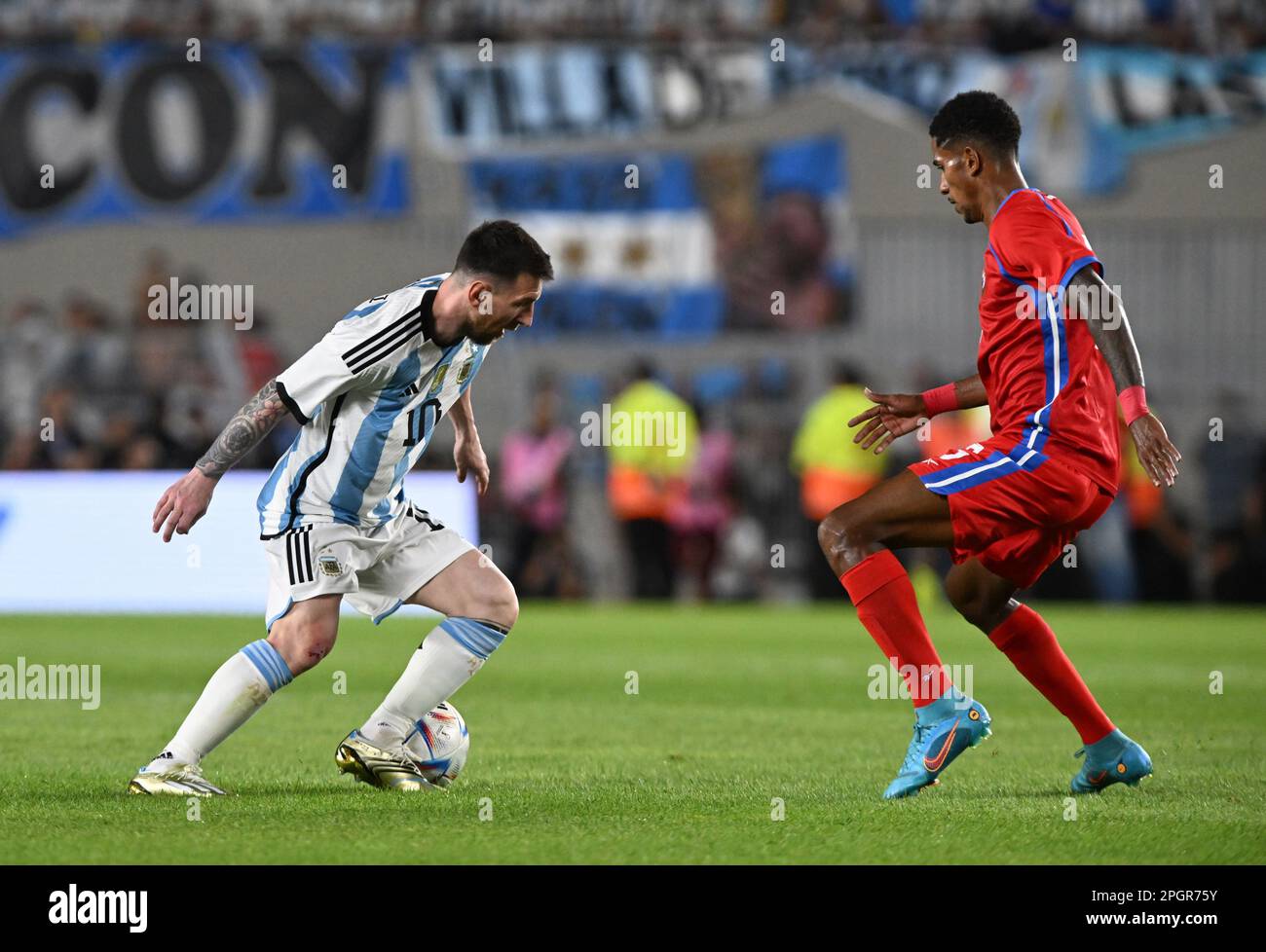 23rd marzo 2023: Belgrano, Buenos Aires, Argentina: Calcio internazionale amichevole, Argentina contro Panama: Lionel messi di Argentina prende Irving Gudiño di Panamadurante o amistoso entre Argentina e Panama, no Estádio Monumental de Núñez nesta quinta-feira 23. Foto Stock