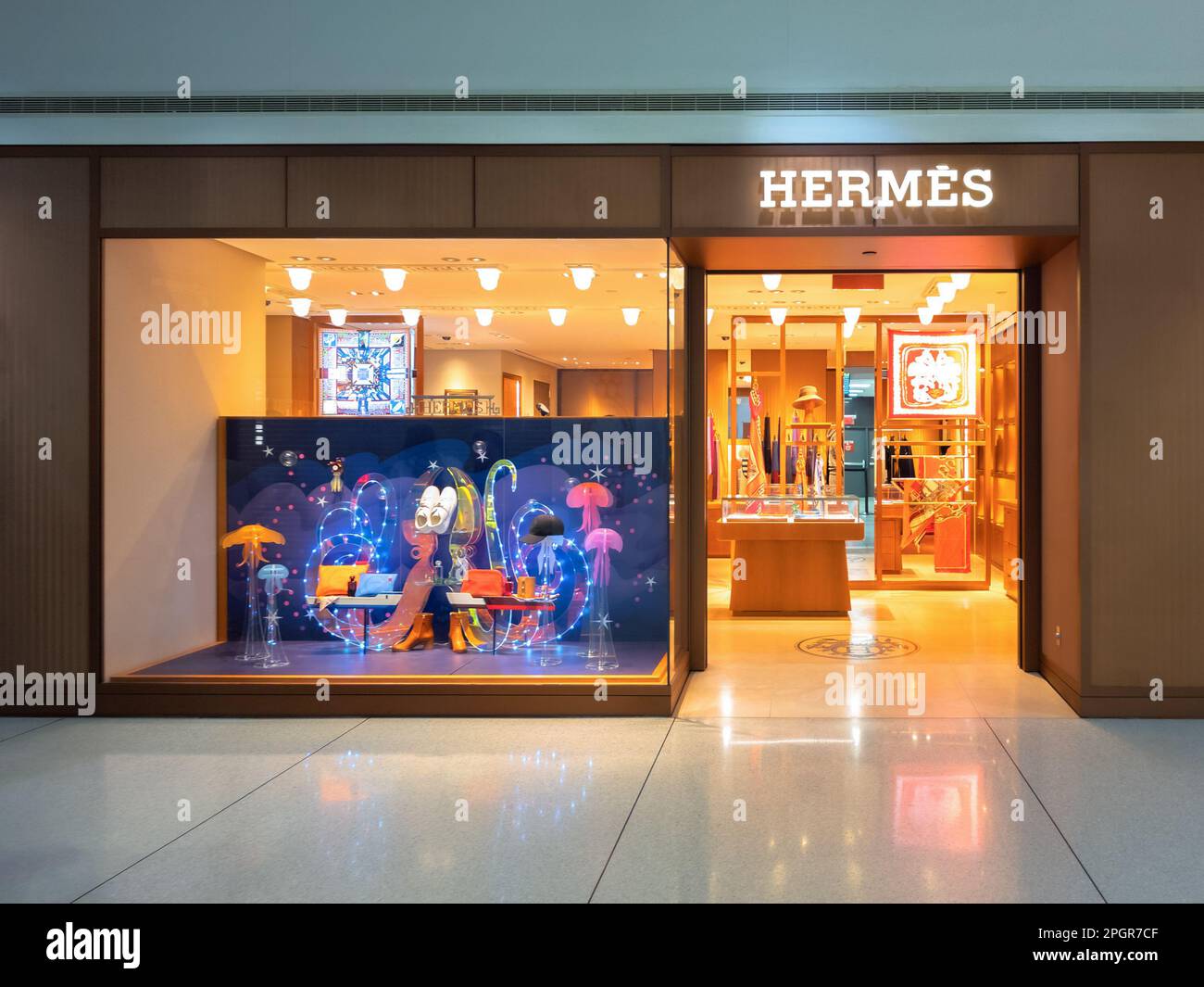 Queens, New York - 6 febbraio 2023: Vista ravvicinata del paesaggio del negozio Hermes all'interno dell'aeroporto JFK. Foto Stock