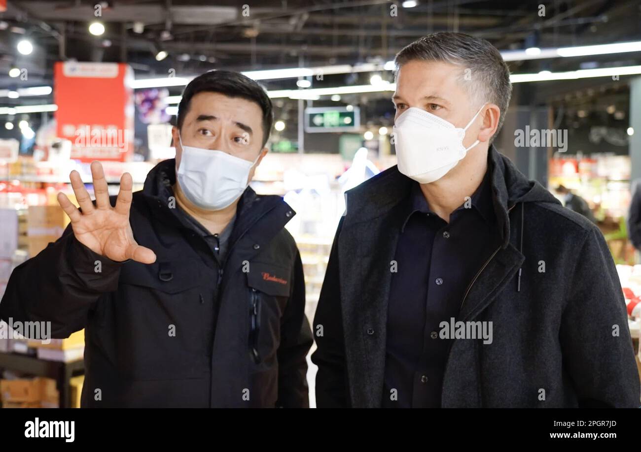 Pechino, Cina. 23rd Feb, 2023. Michel Doukeris (R), amministratore delegato di Anheuser-Busch InBev, visita un mercato a Pechino, capitale della Cina, 23 febbraio 2023. Credit: Chen Zhonghao/Xinhua/Alamy Live News Foto Stock