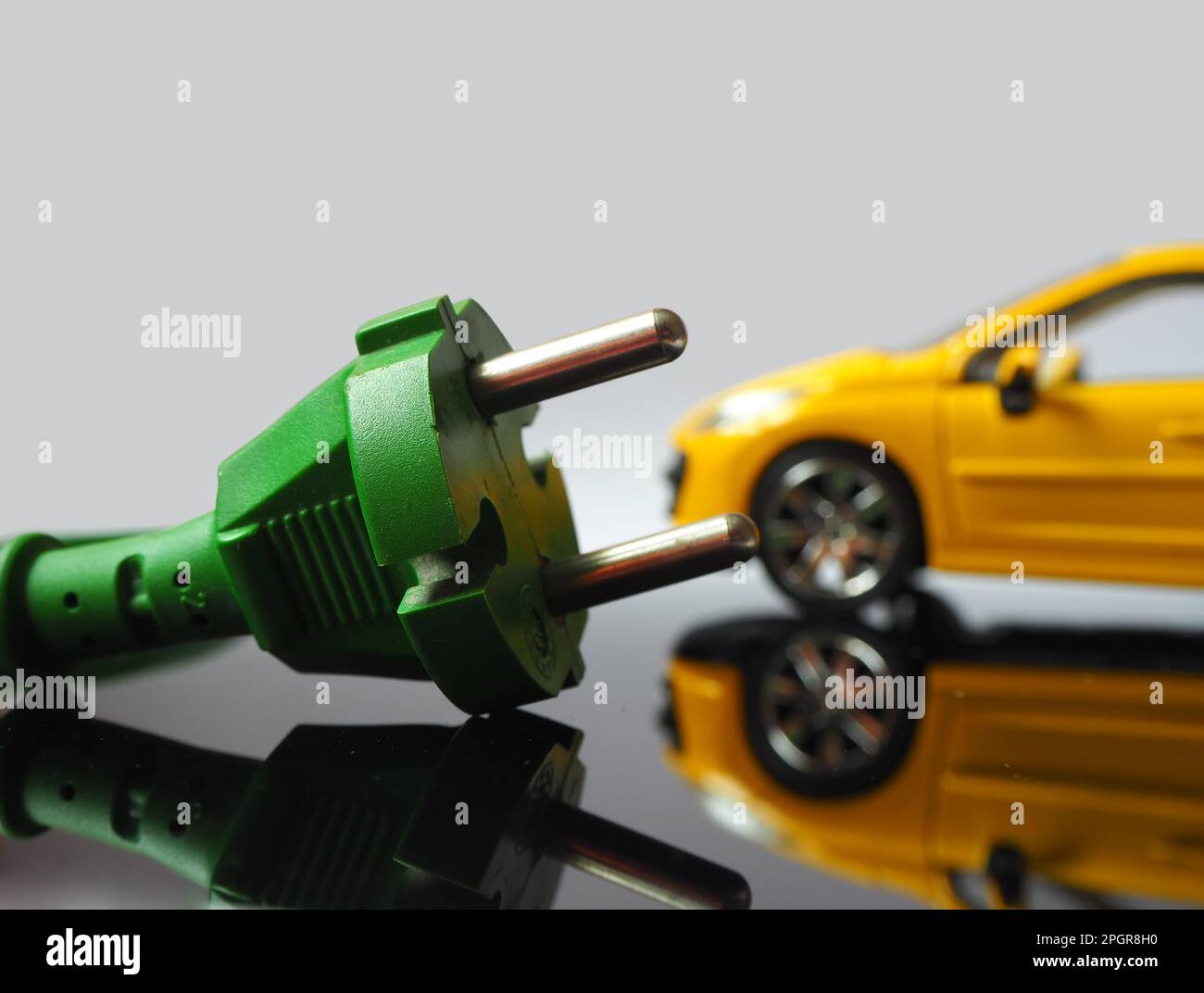 Concetto di generazione rinnovabile. Auto a batterie alimentate da energia verde. Rete di carica del veicolo elettrico. Foto Stock