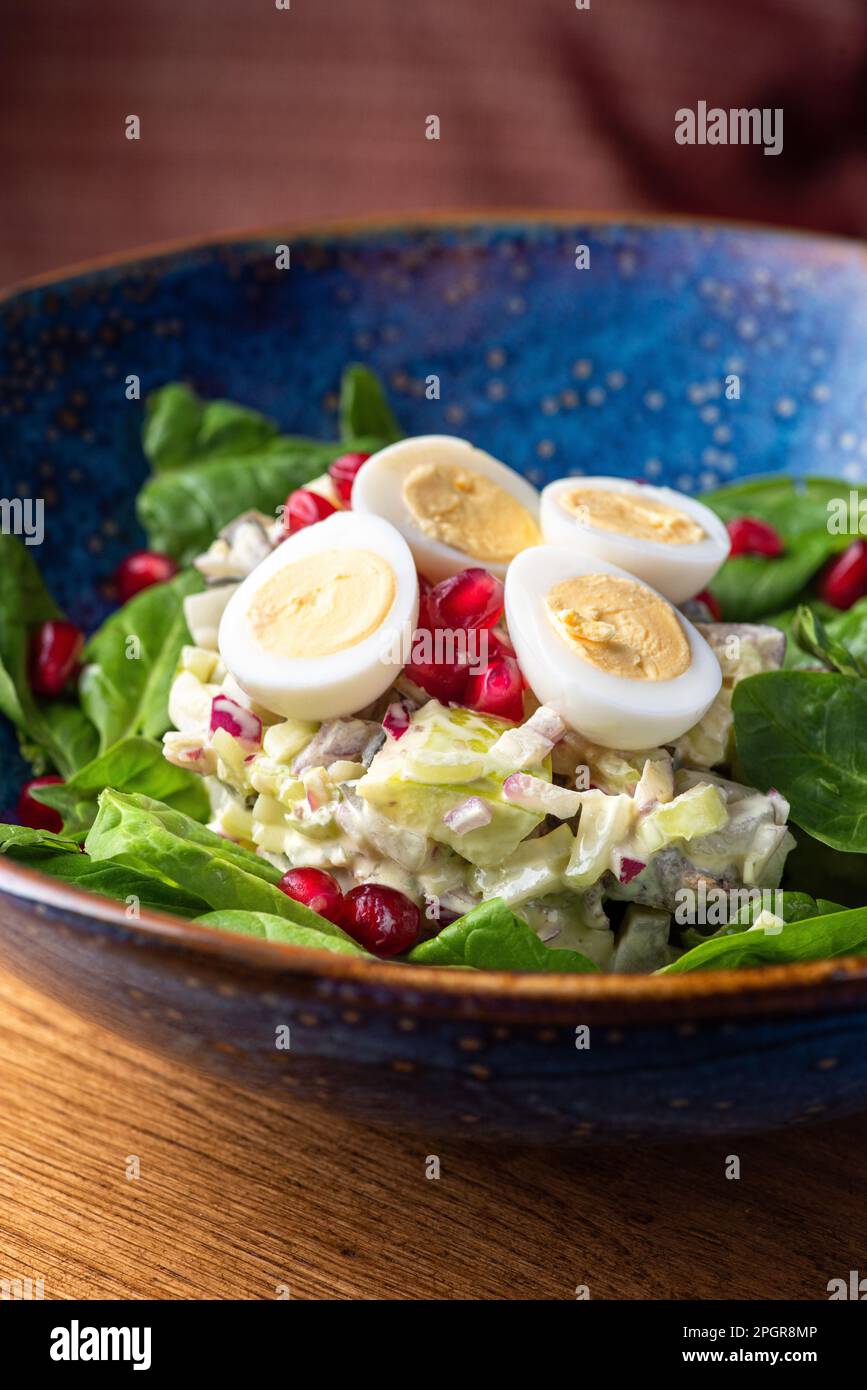 Insalata con arrosto di manzo, mela verde, insalata mista su un piatto. Cibo sano, primo piano. Serve cibo in un ristorante Foto Stock