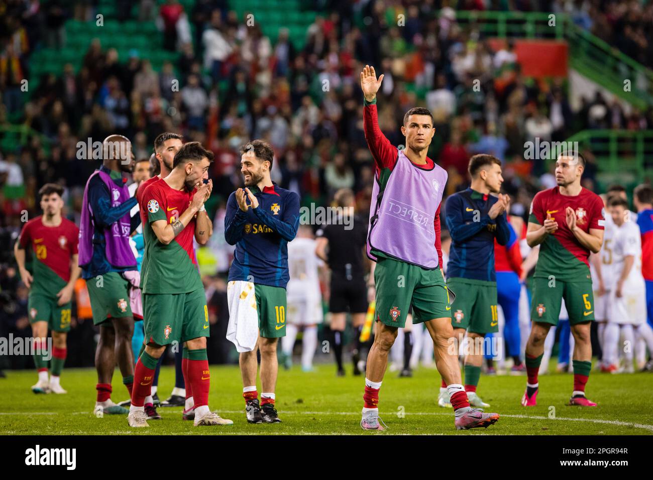 Lisbona, Portogallo. 23rd Mar, 2023. Il capitano della squadra portoghese, Cristiano Ronaldo e i suoi colleghi ringraziano il pubblico alla fine della partita per UEFA EURO 2024 turno di qualificazione gruppo J partita tra Portogallo e Liechtenstein a Estadio Jose Alvalade.(Punteggio finale: Portogallo 4 - 0 Liechtenstein) Credit: SOPA Images Limited/Alamy Live News Foto Stock