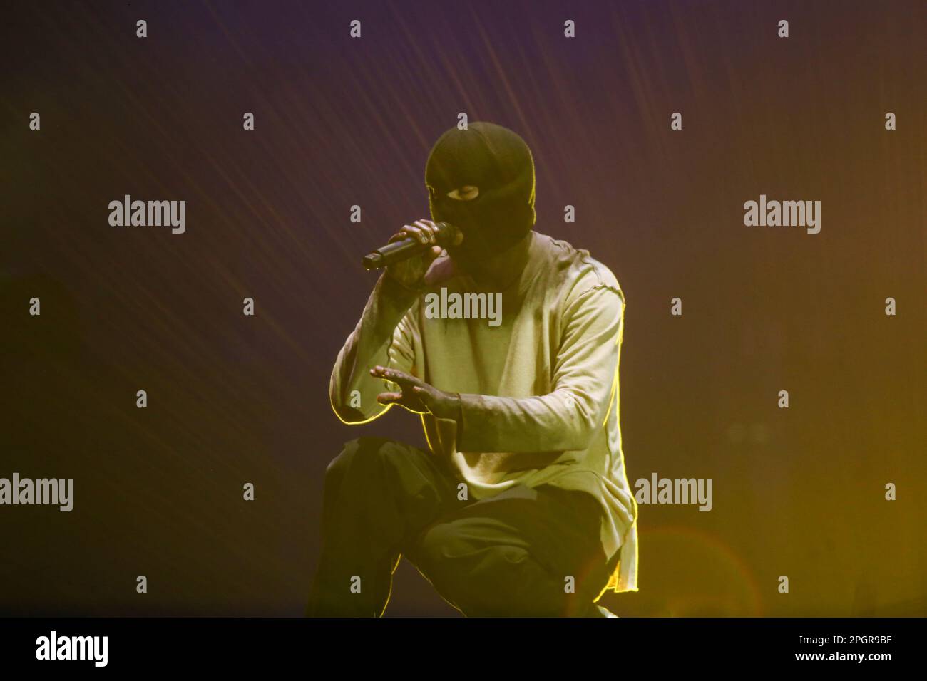 Bogota, Colombia. 23rd Mar, 2023. La band Twenty One Pilots si esibisce il primo giorno dell'Estereo picnic Music Festival. Tyler Joseph cantando. (Foto di Daniel Garzon Herazo/NurPhoto) Credit: NurPhoto SRL/Alamy Live News Foto Stock