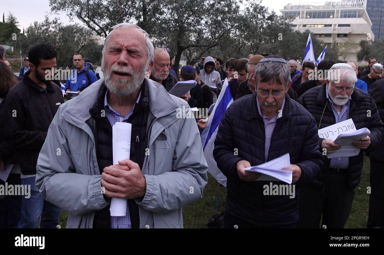 Gli ebrei religiosi pregano in un appello per l’unità e la liberazione divina dalle crescenti tensioni sulla revisione giudiziaria del paese davanti alla Corte Suprema israeliana il 22 marzo 2023 a Gerusalemme, Israele. Il governo Netanyahu sta portando avanti la proposta di revisione della magistratura che limiterebbe la capacità della Corte Suprema israeliana di rivedere e abbattere le leggi che ritiene incostituzionali. Foto Stock