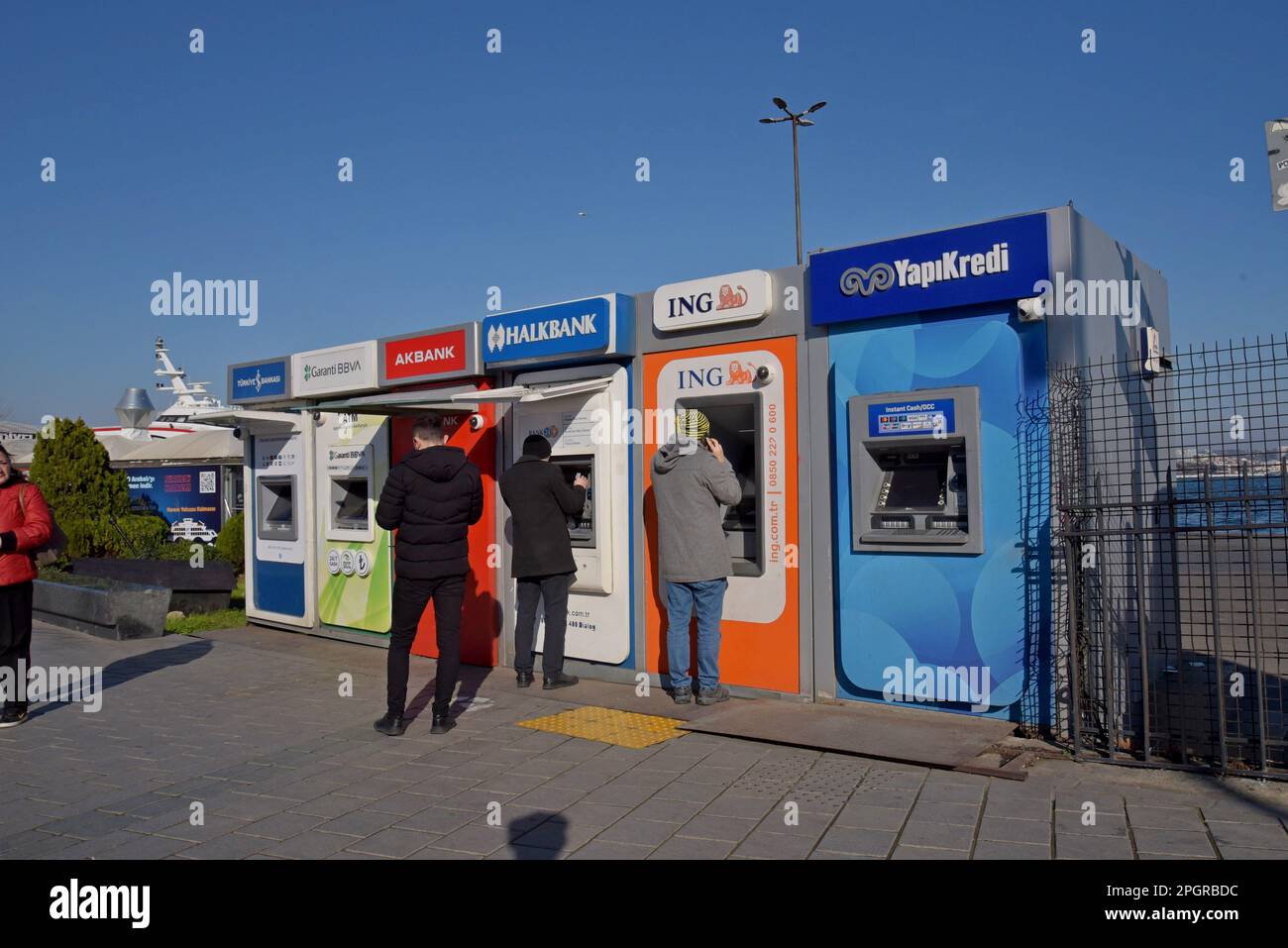 Persone che utilizzano bancomat in fila sul lungomare di Istanbul, Turchia Foto Stock