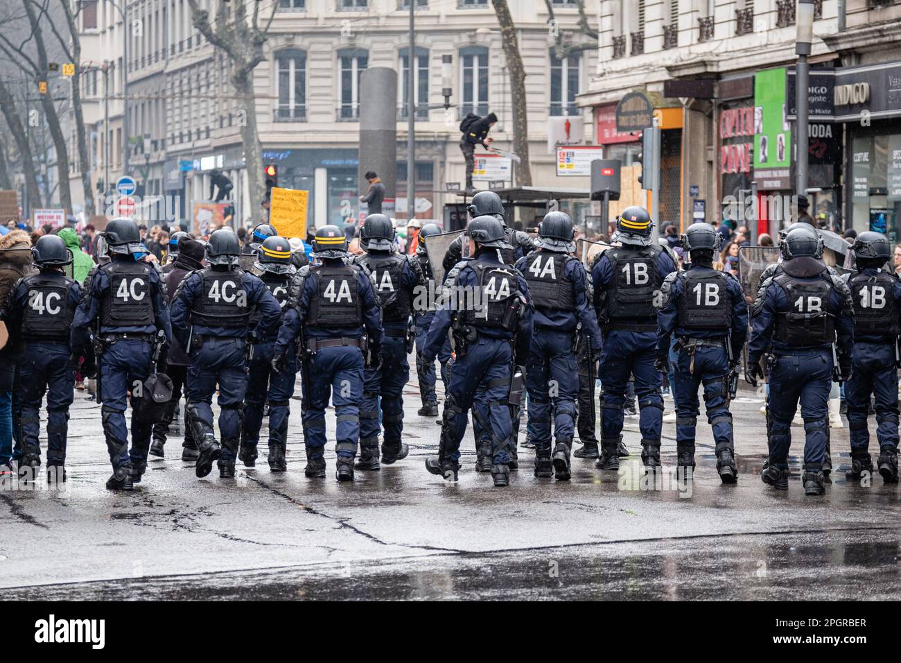 Francia, Lione, 2023-03-23. La polizia interviene durante la manifestazione contro la riforma delle pensioni. Foto Stock