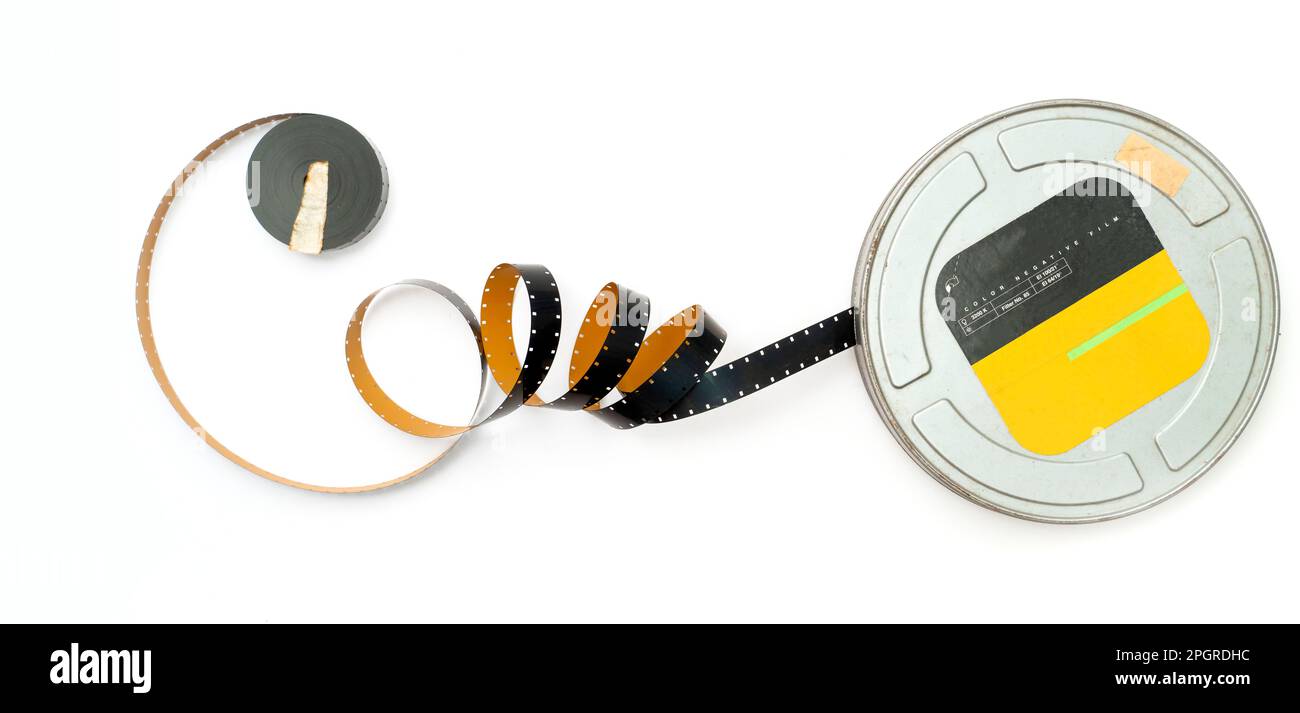 rotolo di pellicola da 16 mm su sfondo bianco. angolo di visualizzazione superiore. Foto Stock
