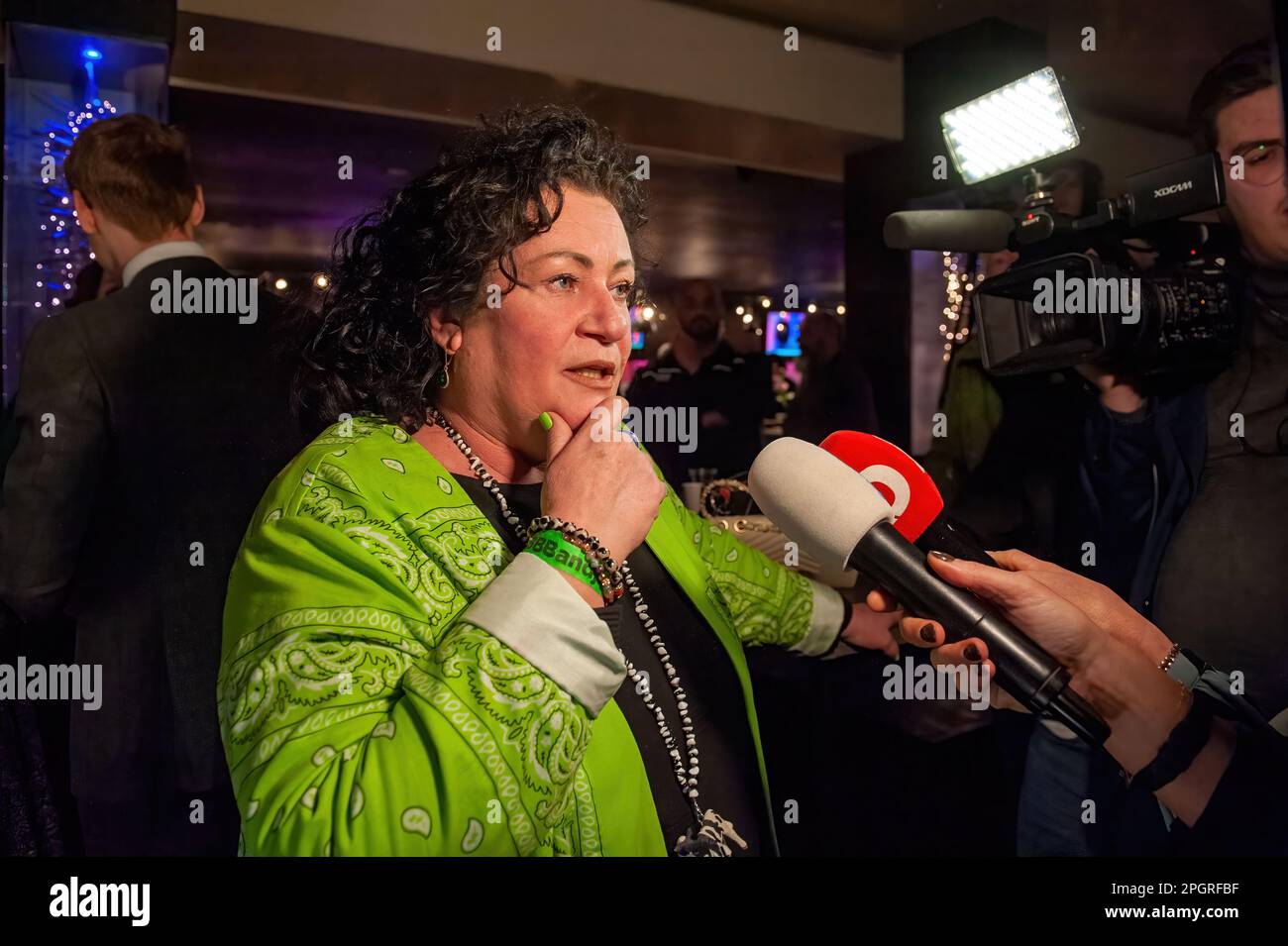 BATHMEN, PAESI BASSI - Mar 15, 2023: Il politico Caroline van der Plas fornisce interviste alla stampa dopo che il suo partito politico BBB ha vinto il provinciano Foto Stock