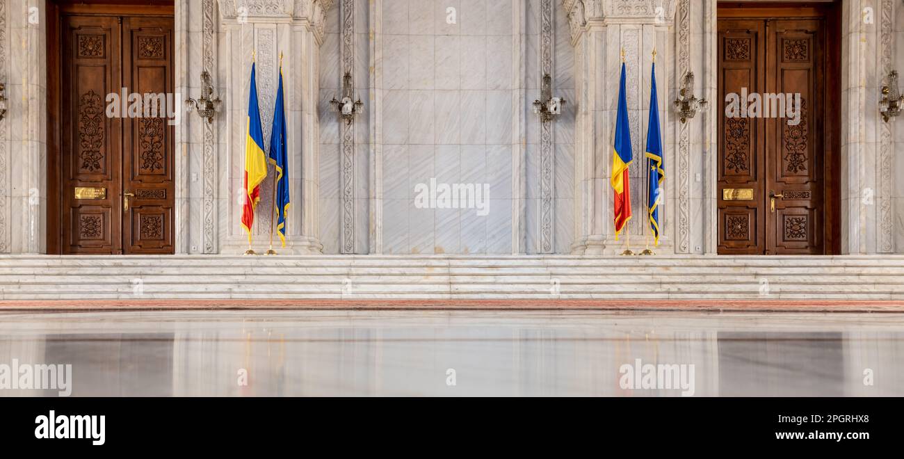Bandiere nell'edificio del Parlamento rumeno a Bucarest, Romania. Foto Stock
