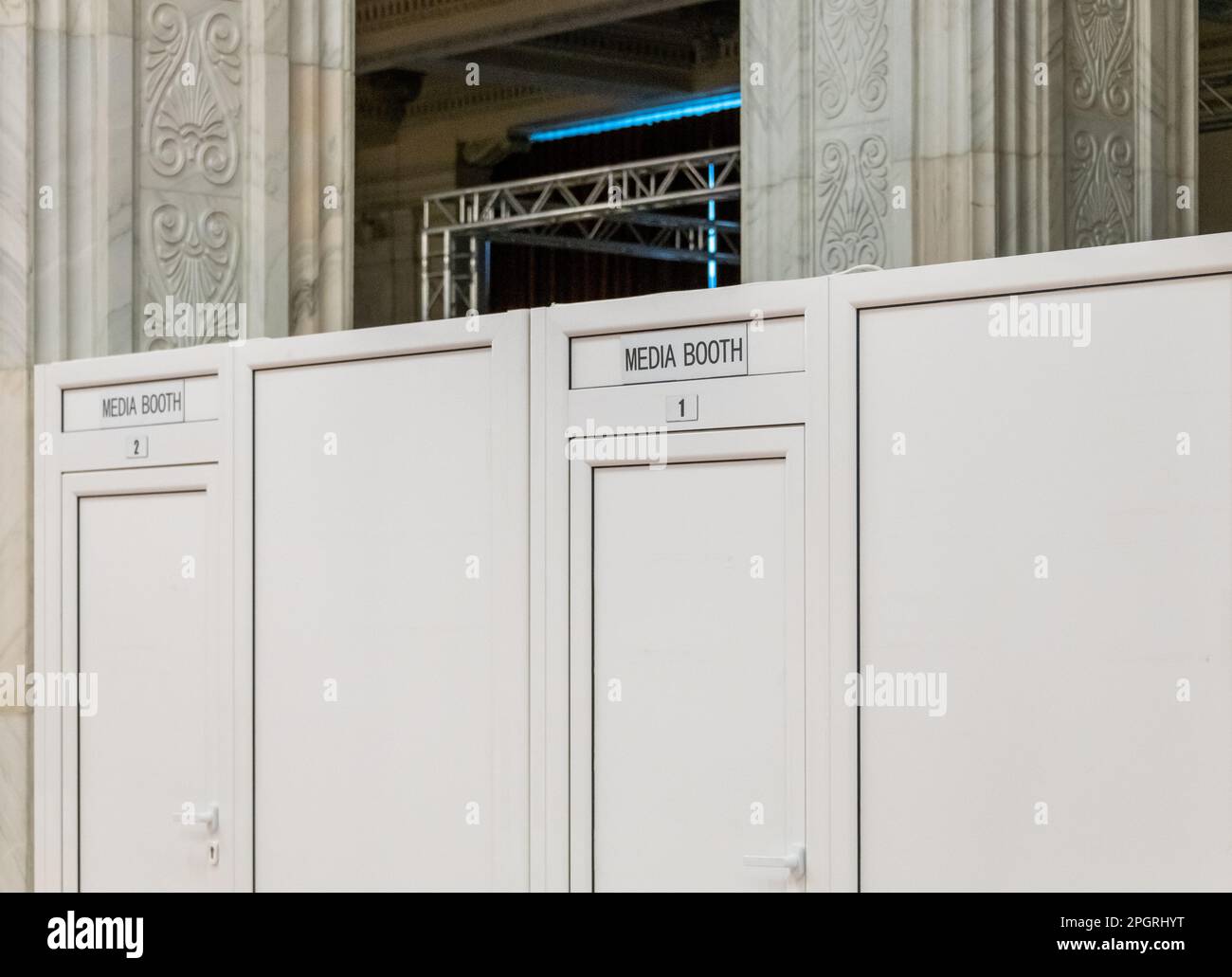 Media Booth nell'edificio del Parlamento rumeno a Bucarest, Romania. Foto Stock