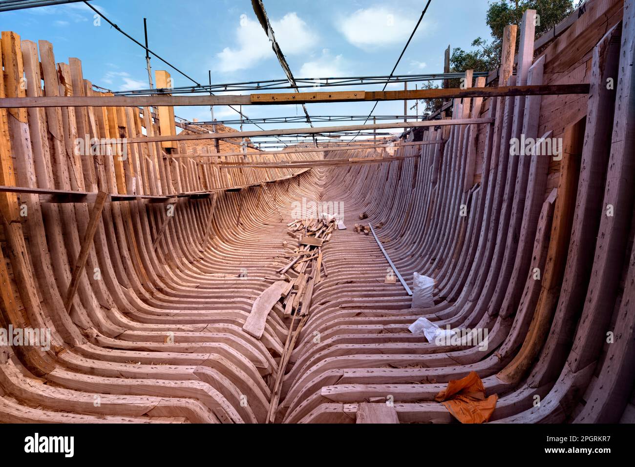 Interno di un dhow tradizionale gigante al Ghanja nella fabbrica di costruzione navale di sur, Ash Sharqiyah, Oman Foto Stock