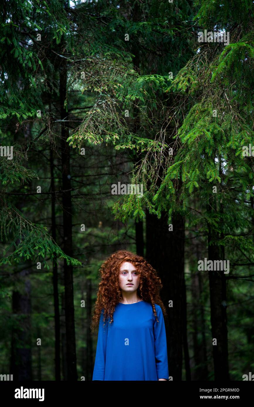 Ragazza capelli rossi nella foresta verde Foto Stock