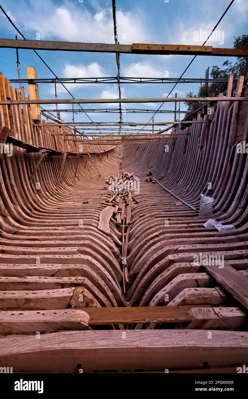 Interno di un dhow tradizionale gigante al Ghanja nella fabbrica di costruzione navale di sur, Ash Sharqiyah, Oman Foto Stock