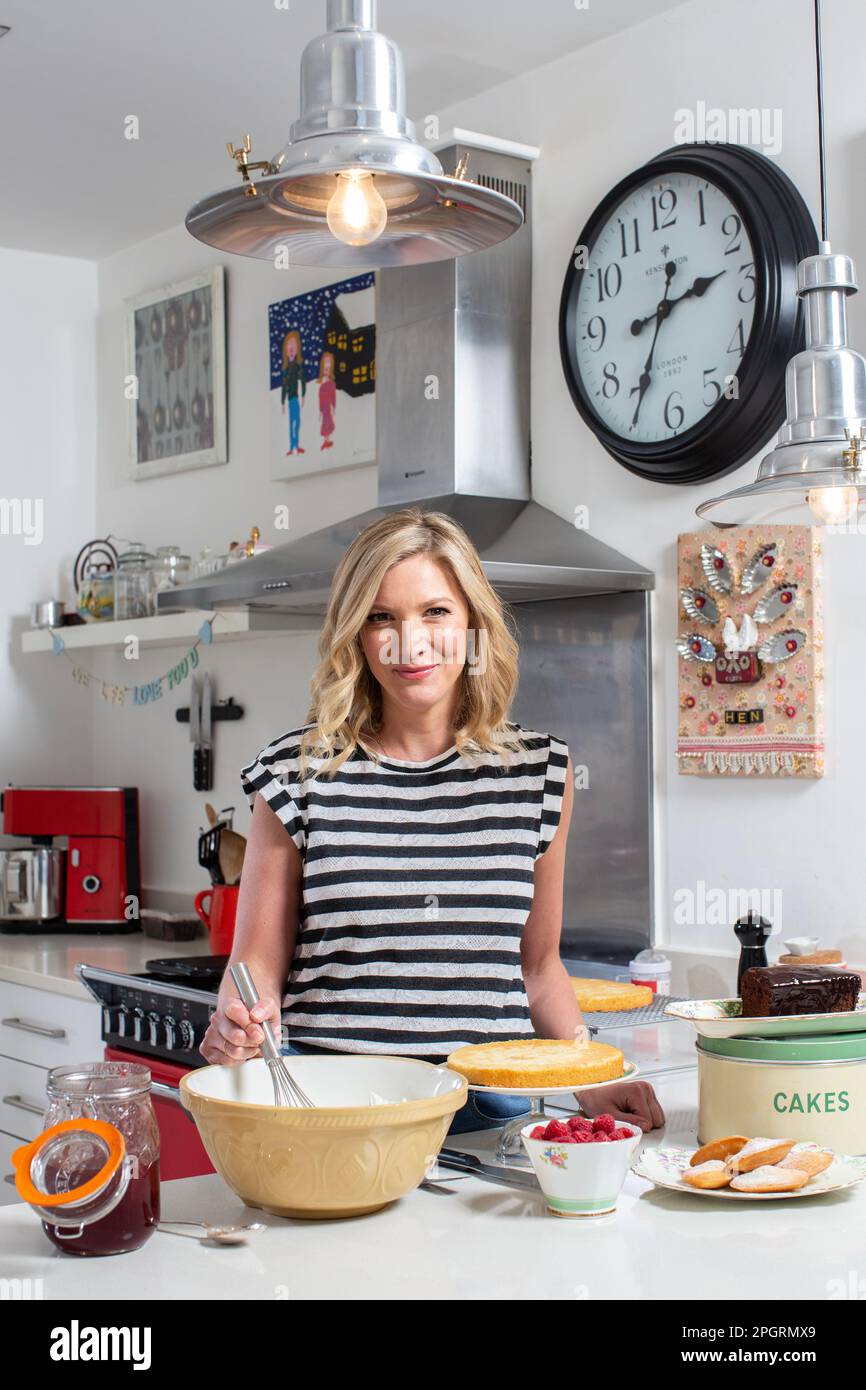 Lisa Faulkner, attrice, presentatore e chef televisivo, nella sua cucina a casa a Barnet, North London, Inghilterra, Regno Unito Foto Stock