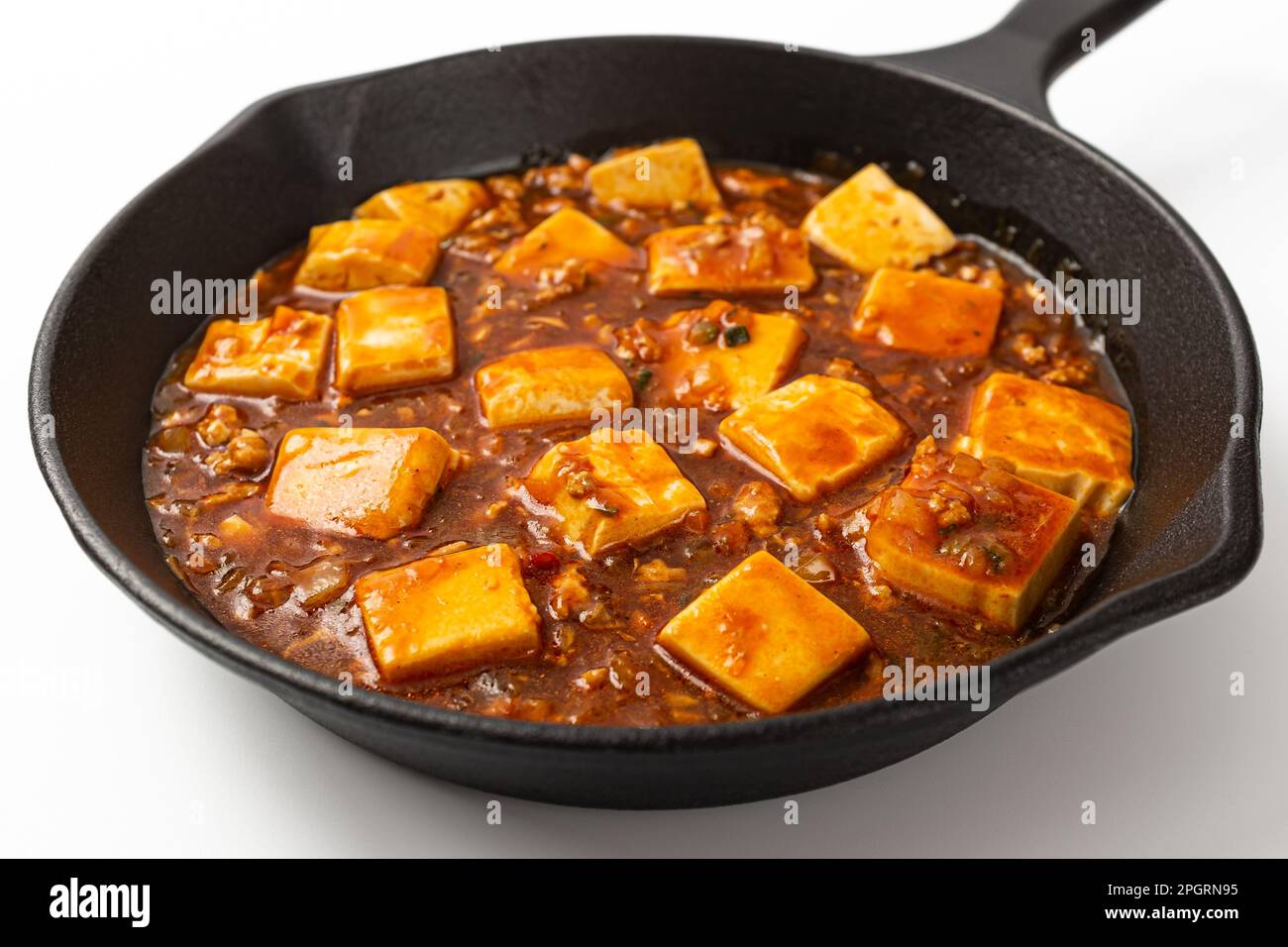 tofu mapo su sfondo bianco Foto Stock