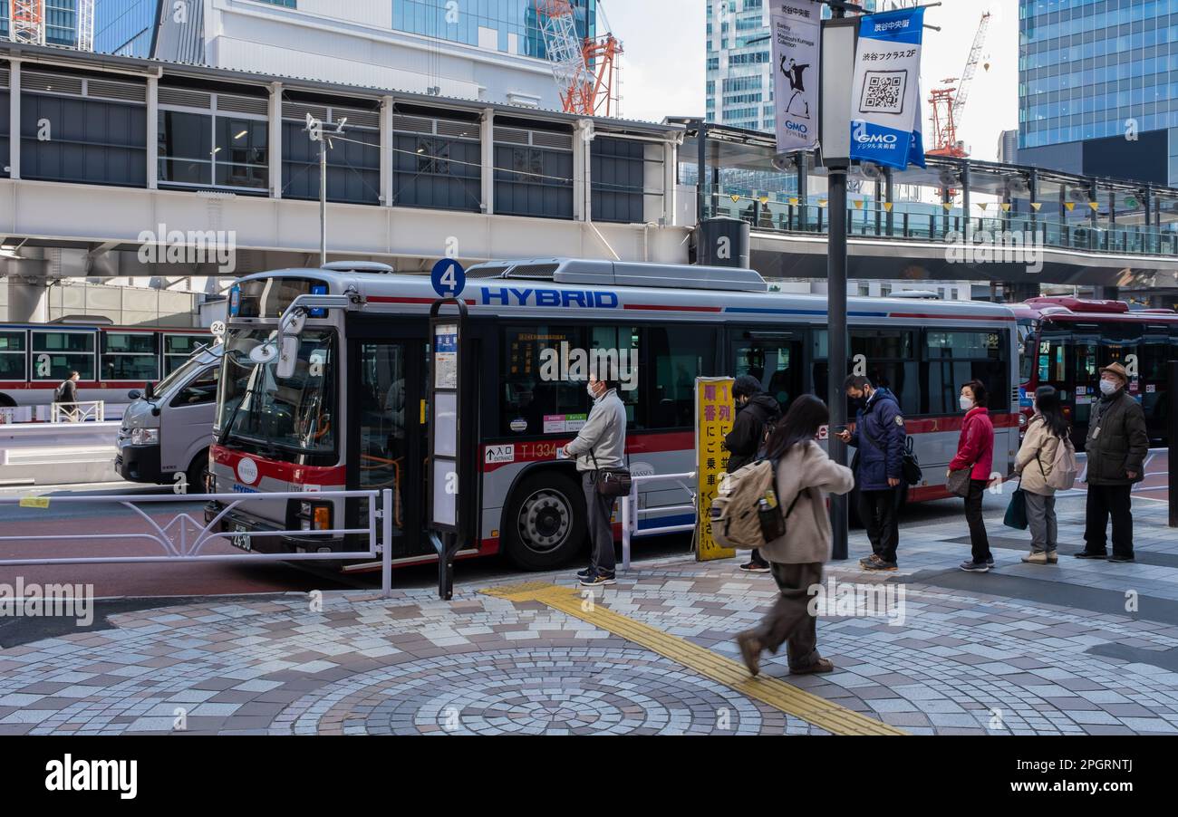 13th 2023 marzo - Tokyo, Giappone: I pendolari accedono a un autobus di trasporto pubblico Transses Hybrid a Tokyo, Giappone Foto Stock