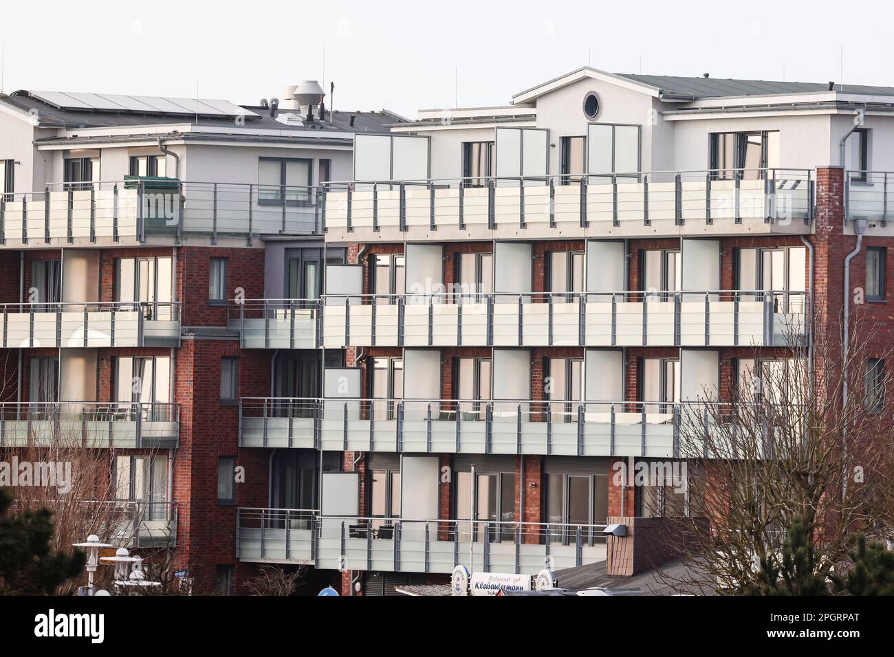 23 marzo 2023, Schleswig-Holstein, Büsum: I balconi di un hotel sono vuoti. Foto: Frank Molter/dpa Foto Stock