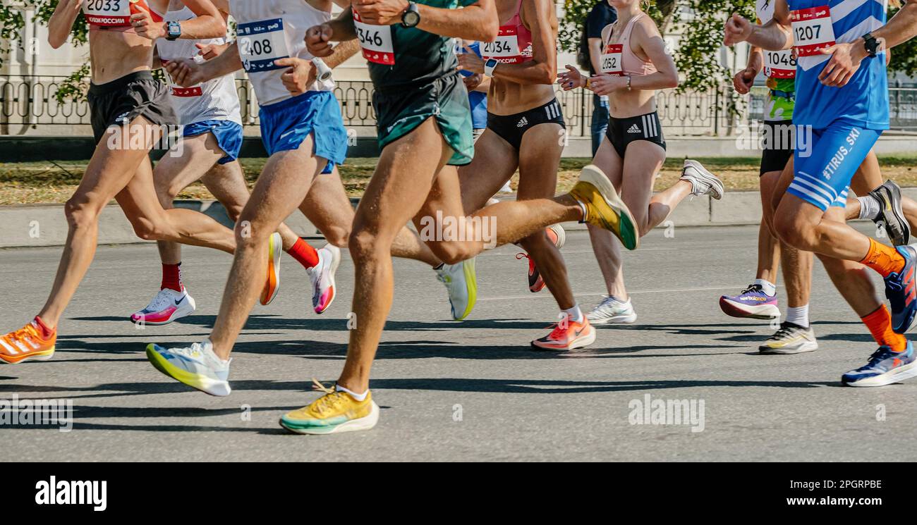 Grandi atleti di gruppo runner corsa maratona, abbigliamento da running  Nike e Adidas, foto editoriali sportive Foto stock - Alamy