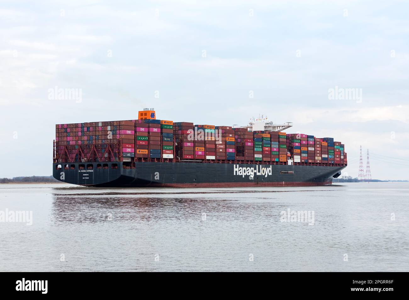 Stade, Germania – 19 marzo 2023: Nave portacontainer al DAHNA EXPRESS gestita da Hapag-Lloyd sul fiume Elba in direzione Amburgo. Foto Stock